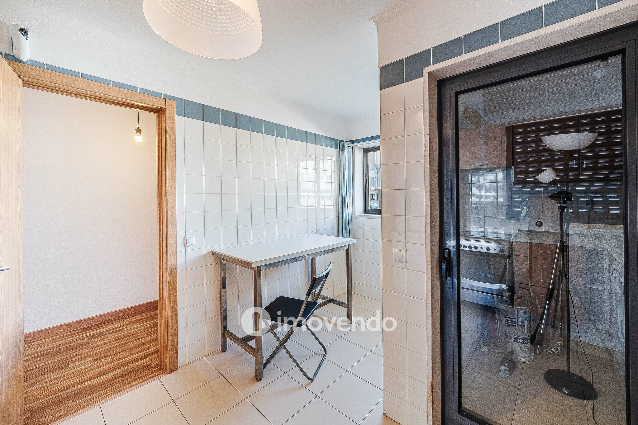 Apartamento T2 com cozinha equipada e estacionamento, na Ameixoeira