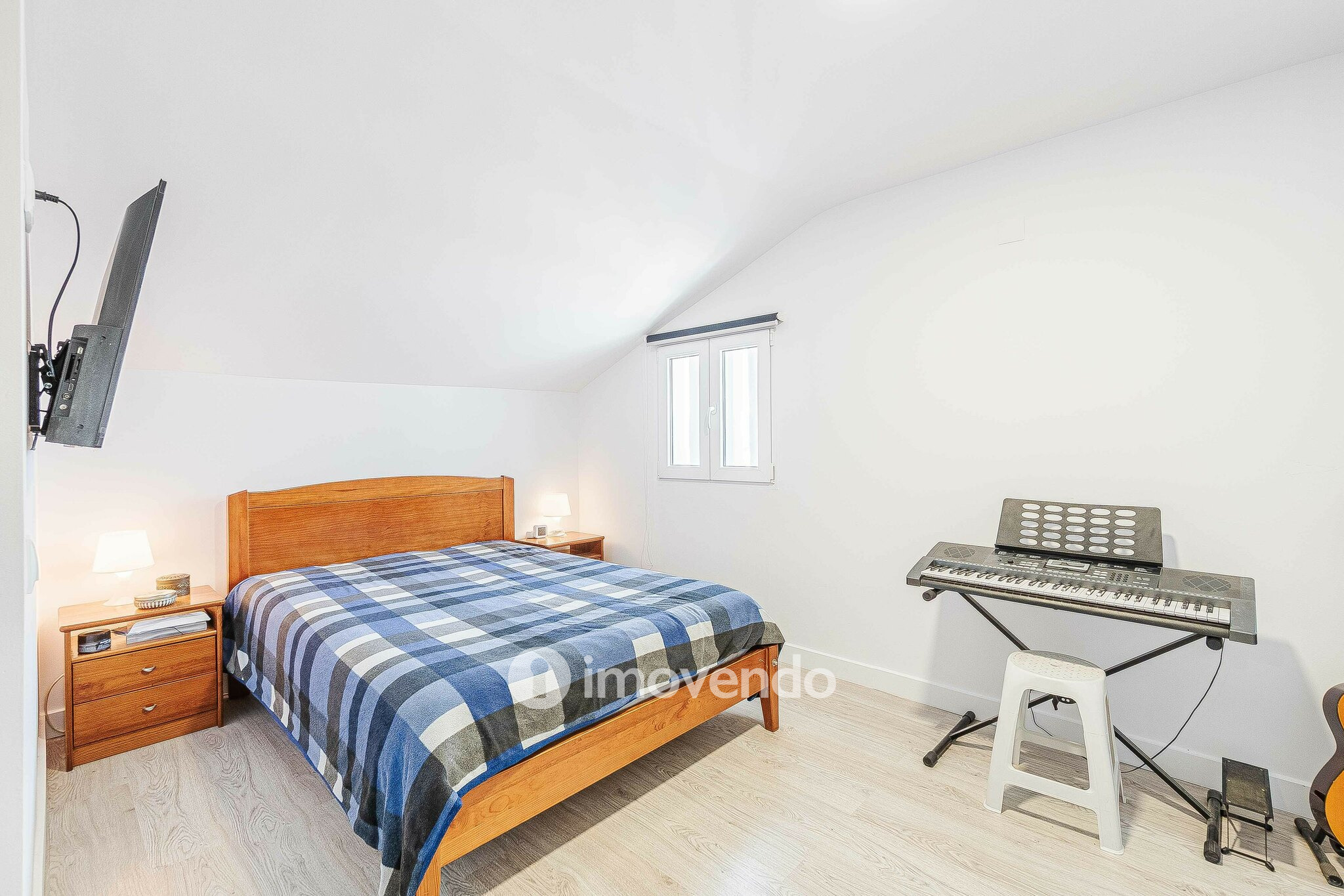 Moradia T2+1, totalmente remodelada, em São Domingos de Rana