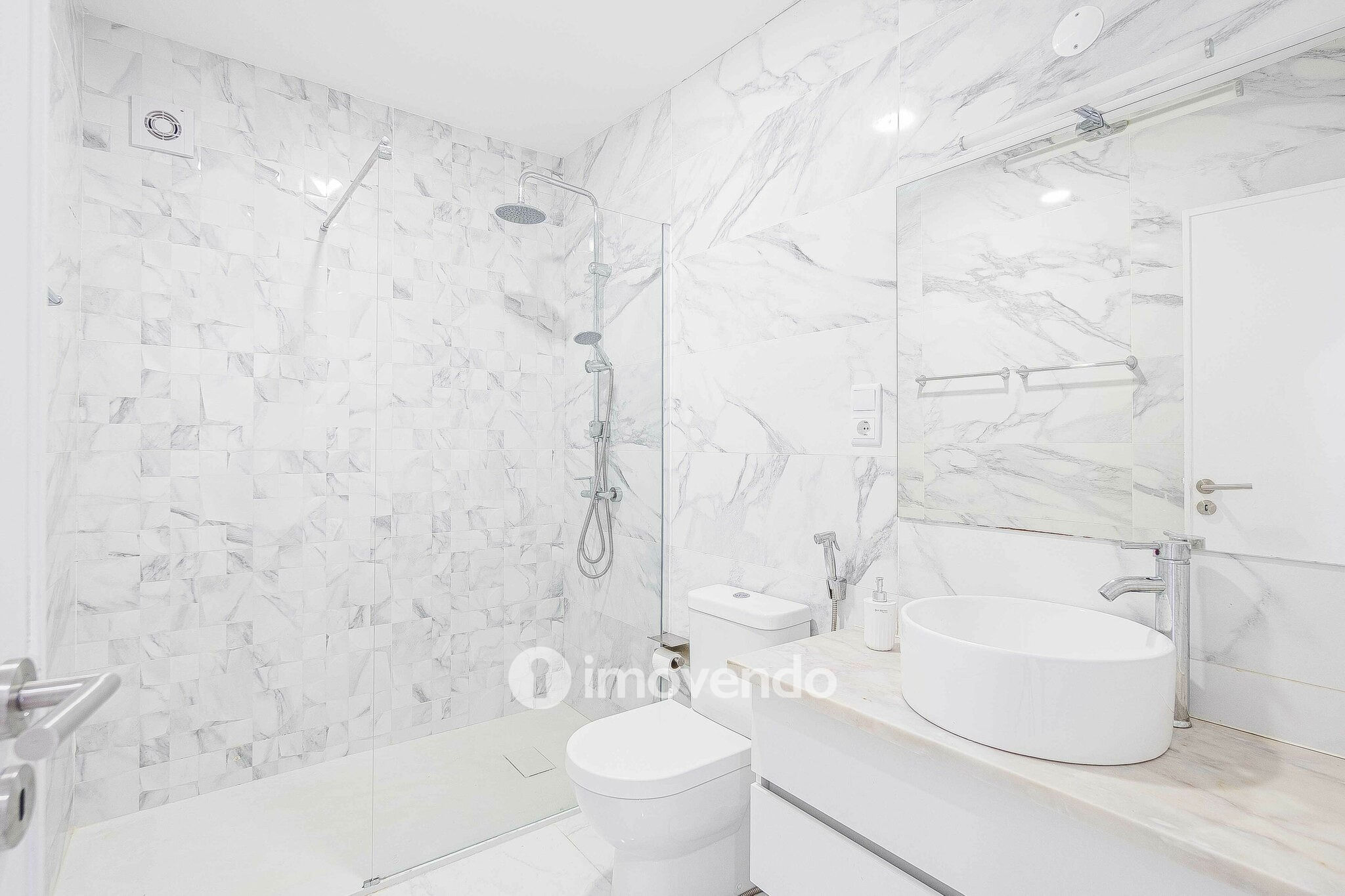 Moradia T2+1, totalmente remodelada, em São Domingos de Rana