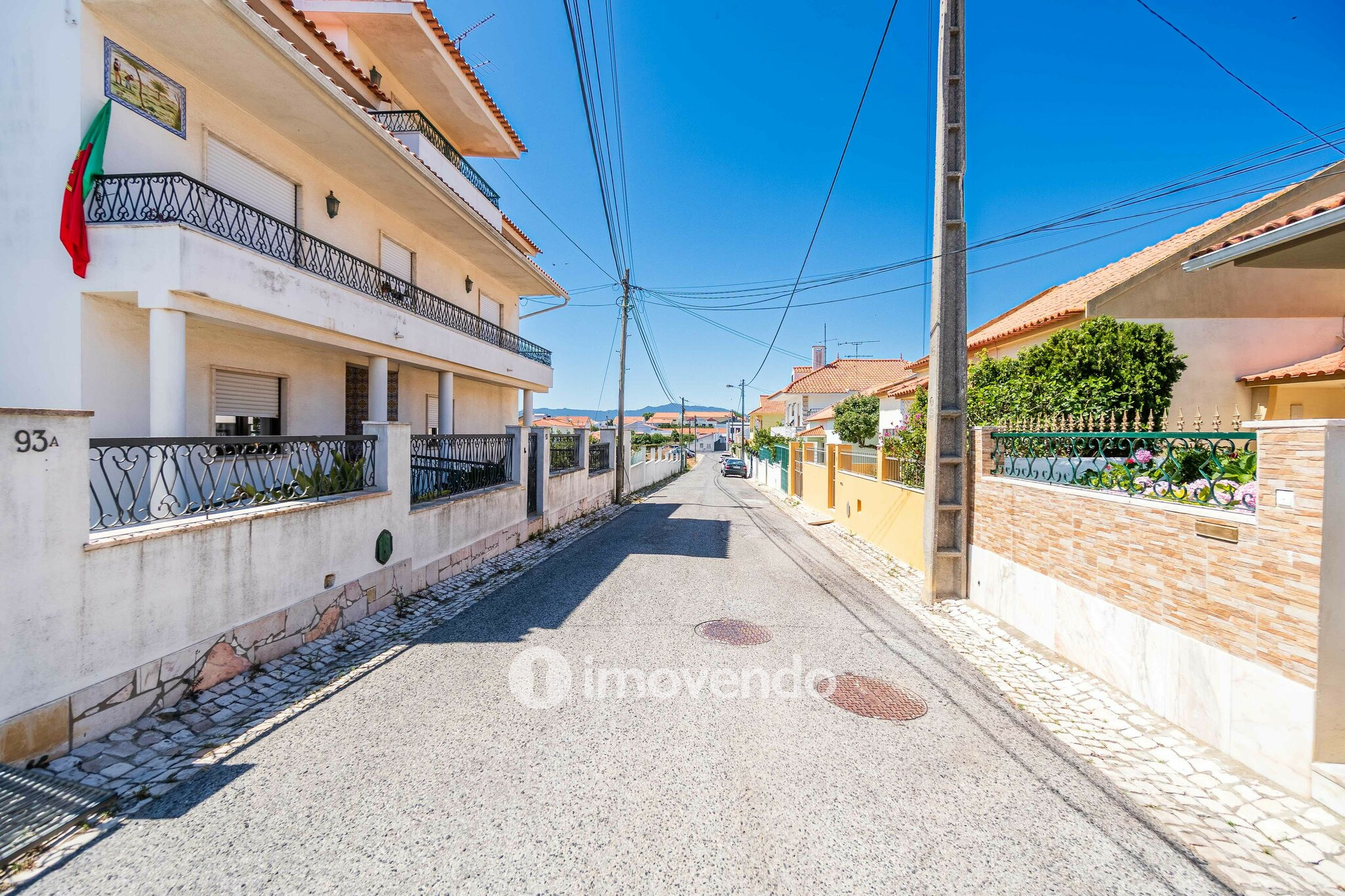 Moradia T2+1, totalmente remodelada, em São Domingos de Rana