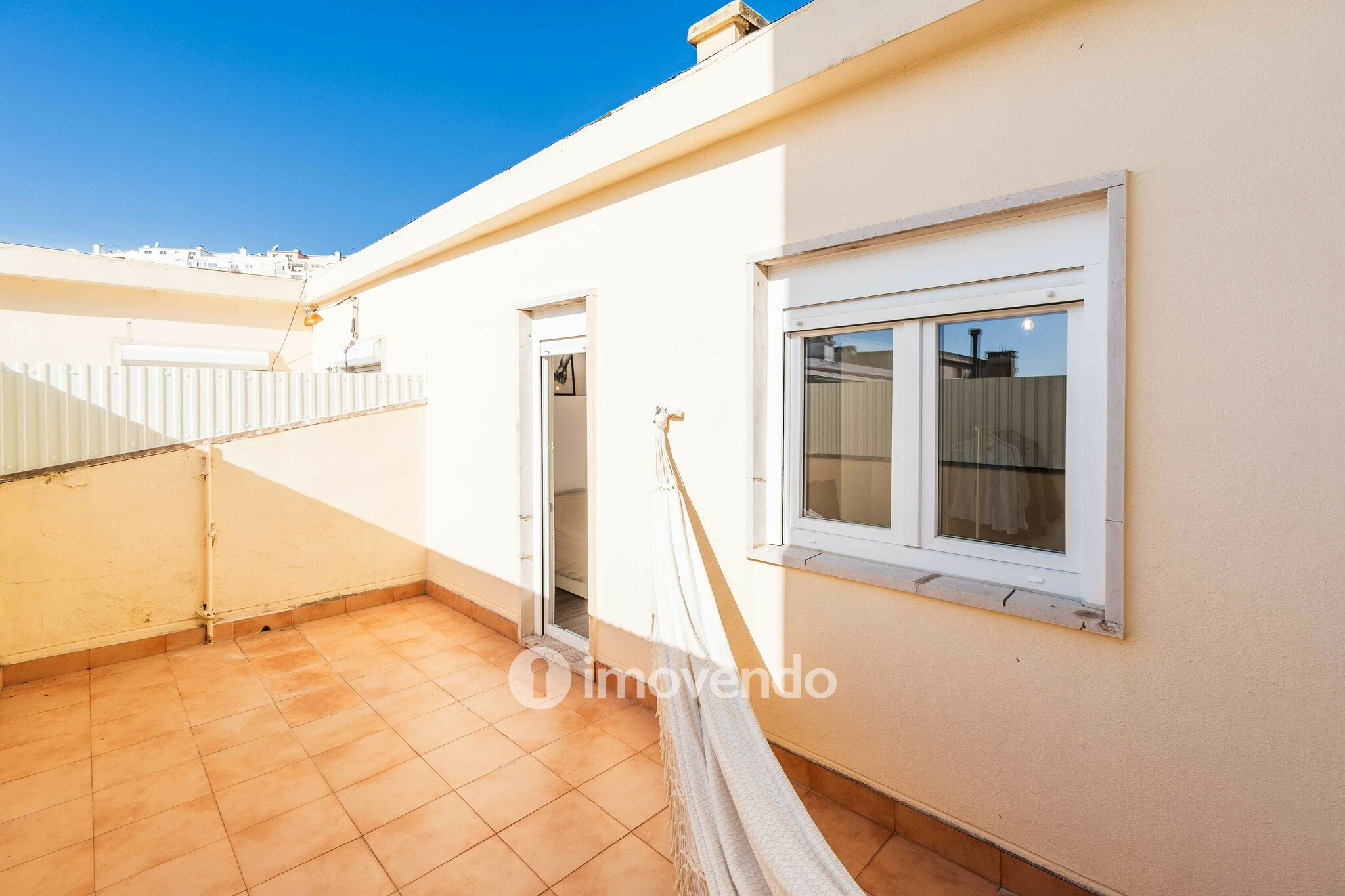 Apartamento T1+1 com terraço de 27m², no Pendão, em Queluz