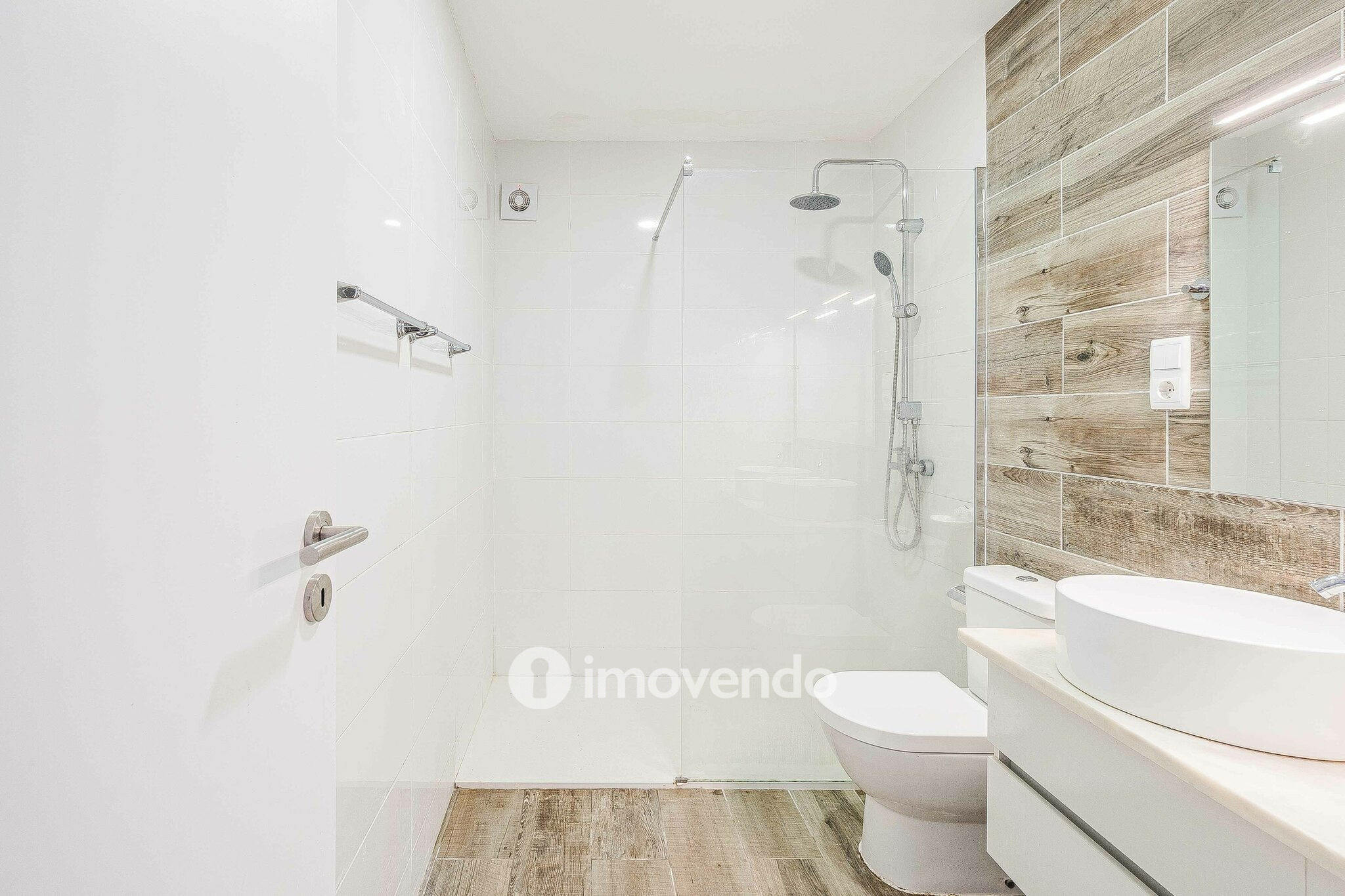 Moradia T2+1, totalmente remodelada, em São Domingos de Rana