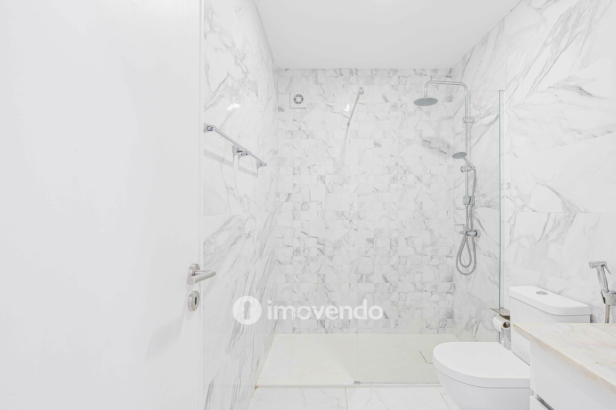 Moradia T2+1, totalmente remodelada, em São Domingos de Rana