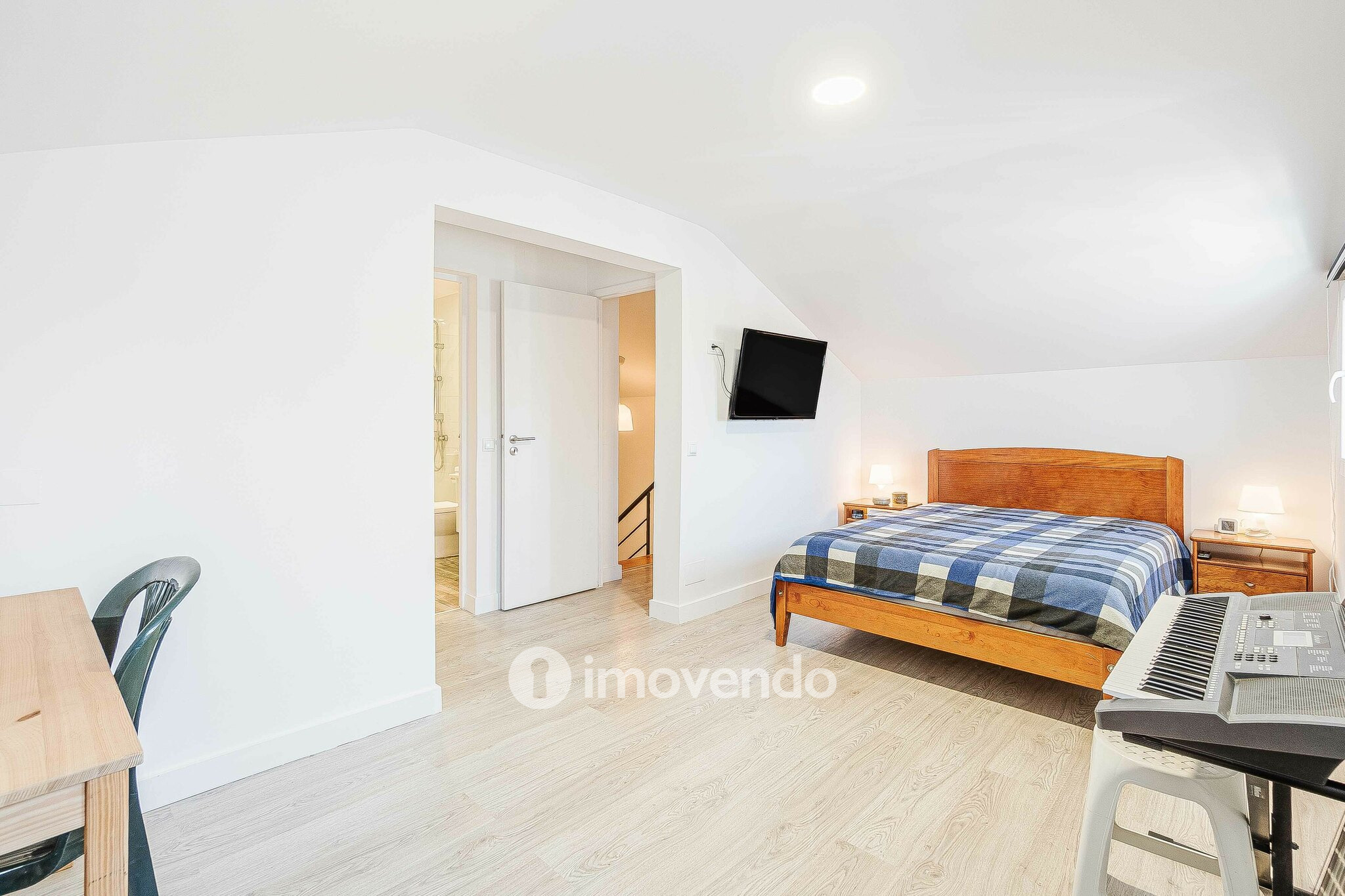 Moradia T2+1, totalmente remodelada, em São Domingos de Rana