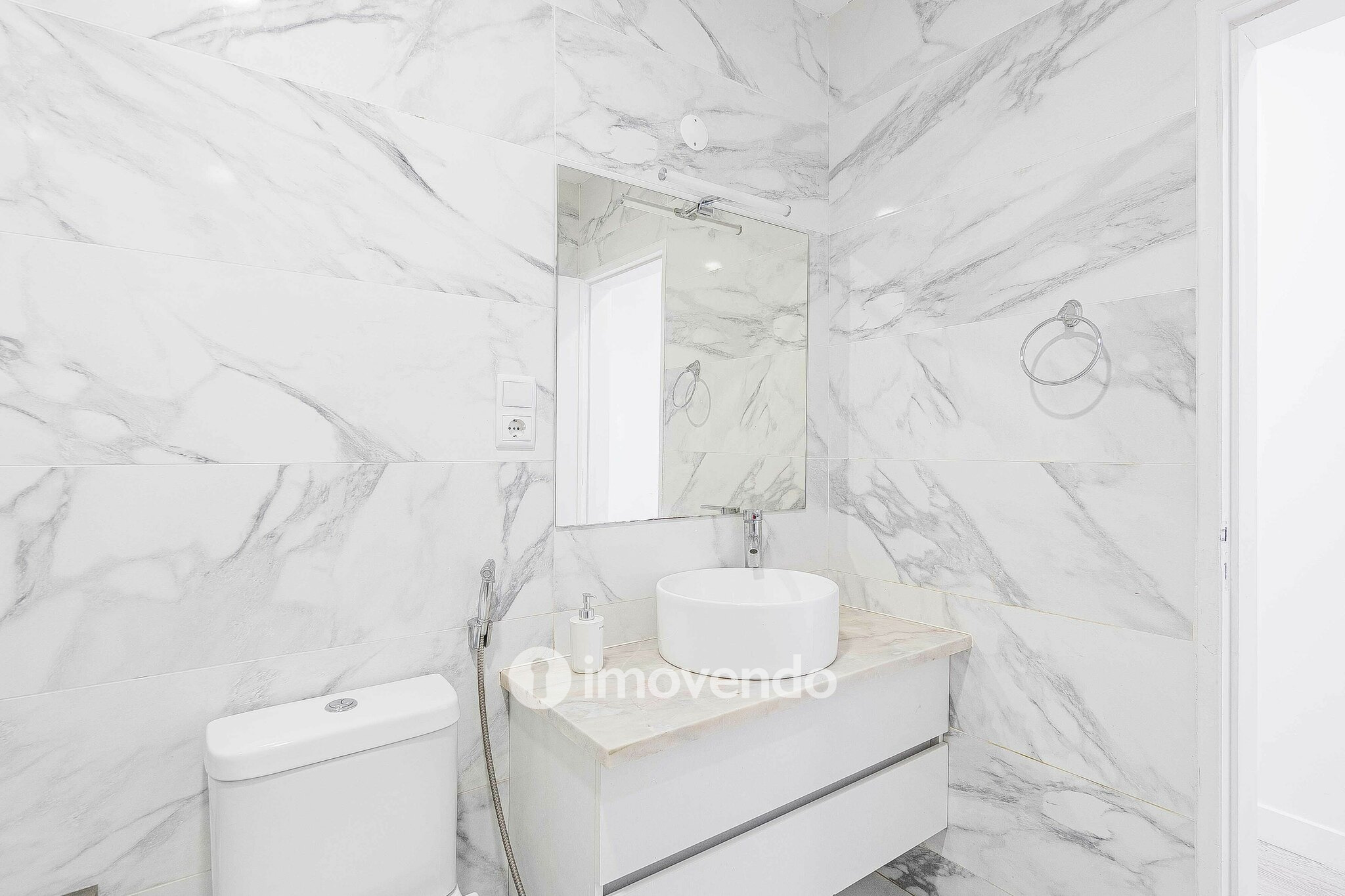 Moradia T2+1, totalmente remodelada, em São Domingos de Rana