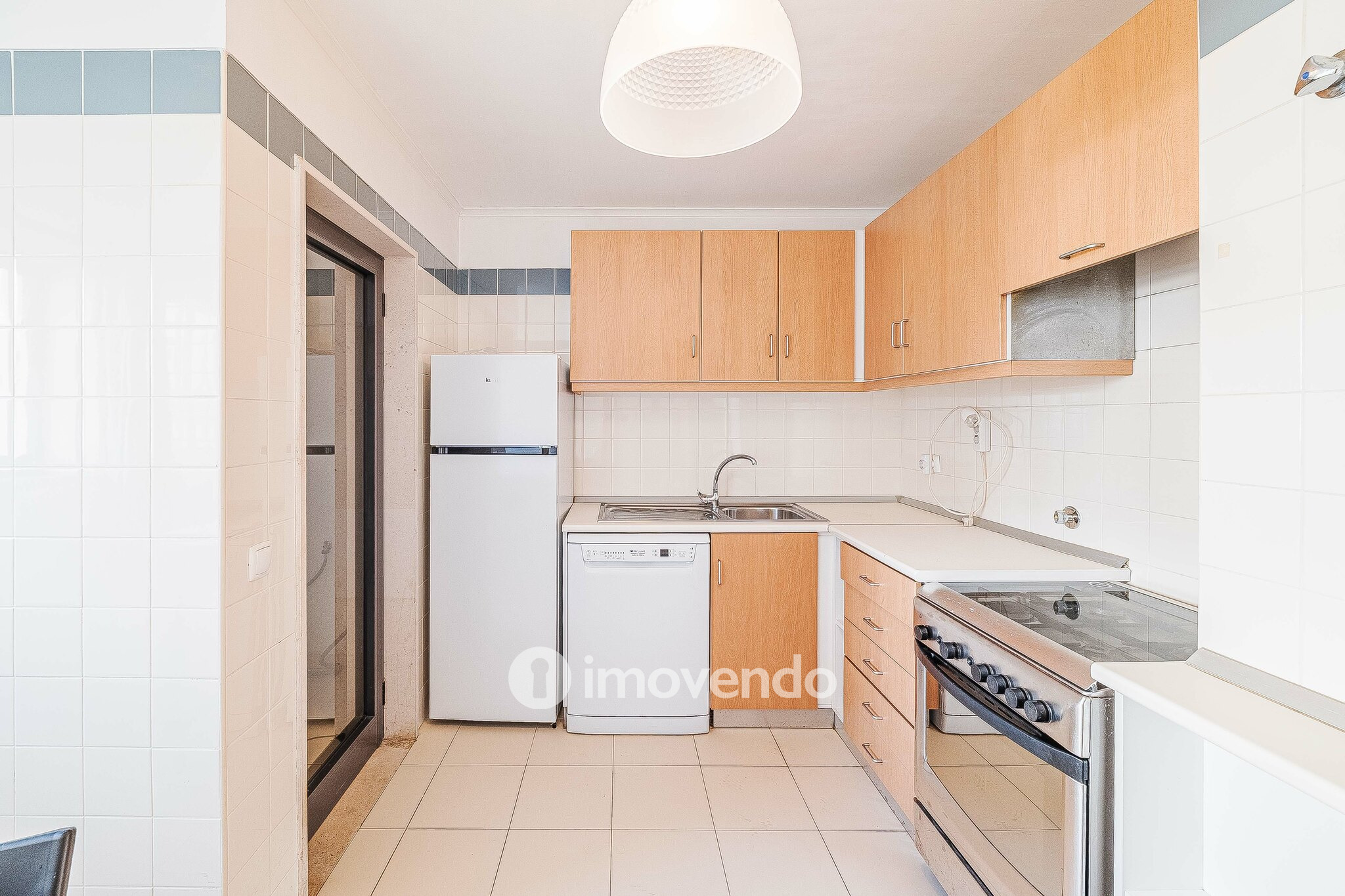 Apartamento T2 com cozinha equipada e estacionamento, na Ameixoeira