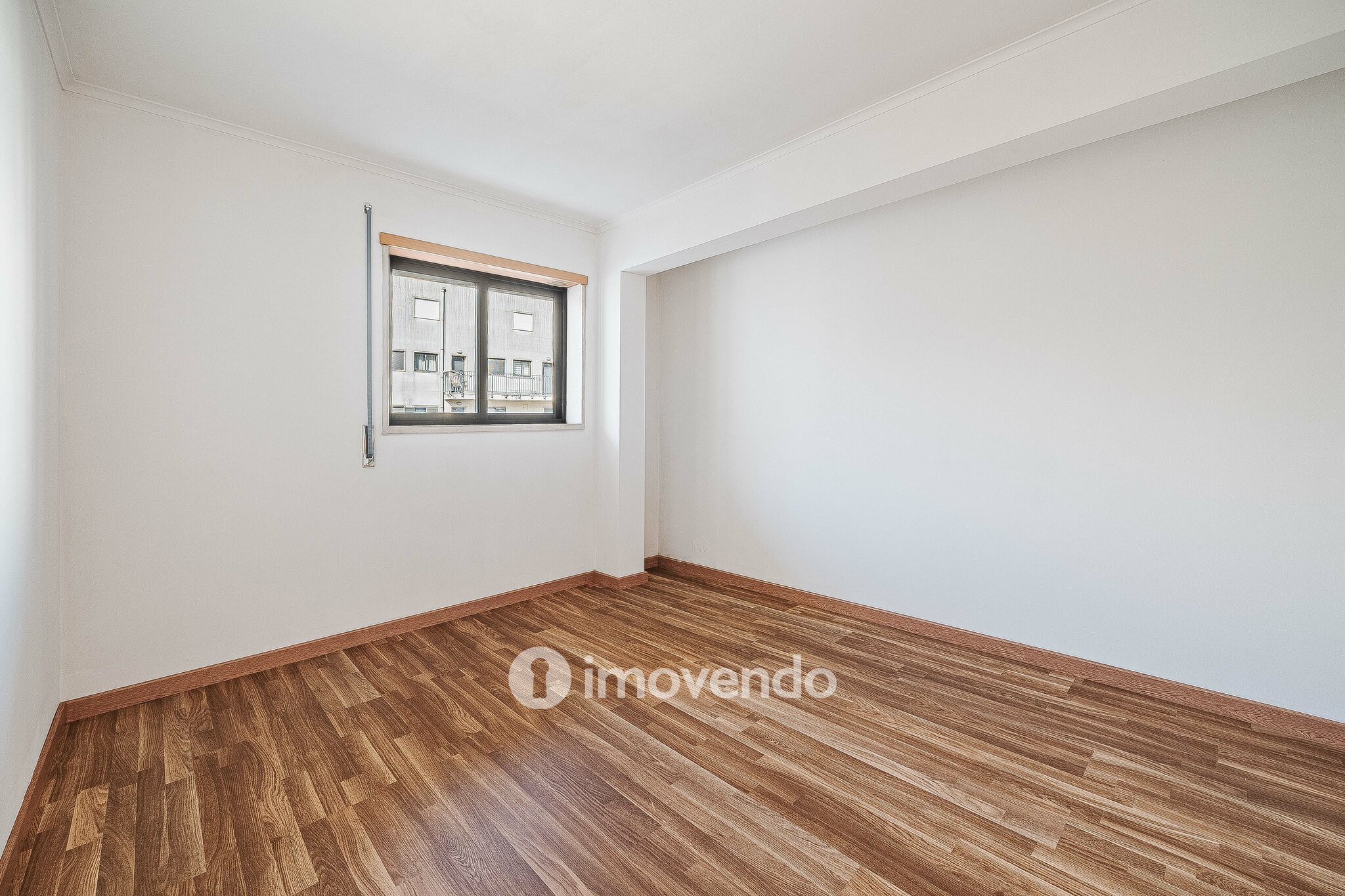 Apartamento T2 com cozinha equipada e estacionamento, na Ameixoeira