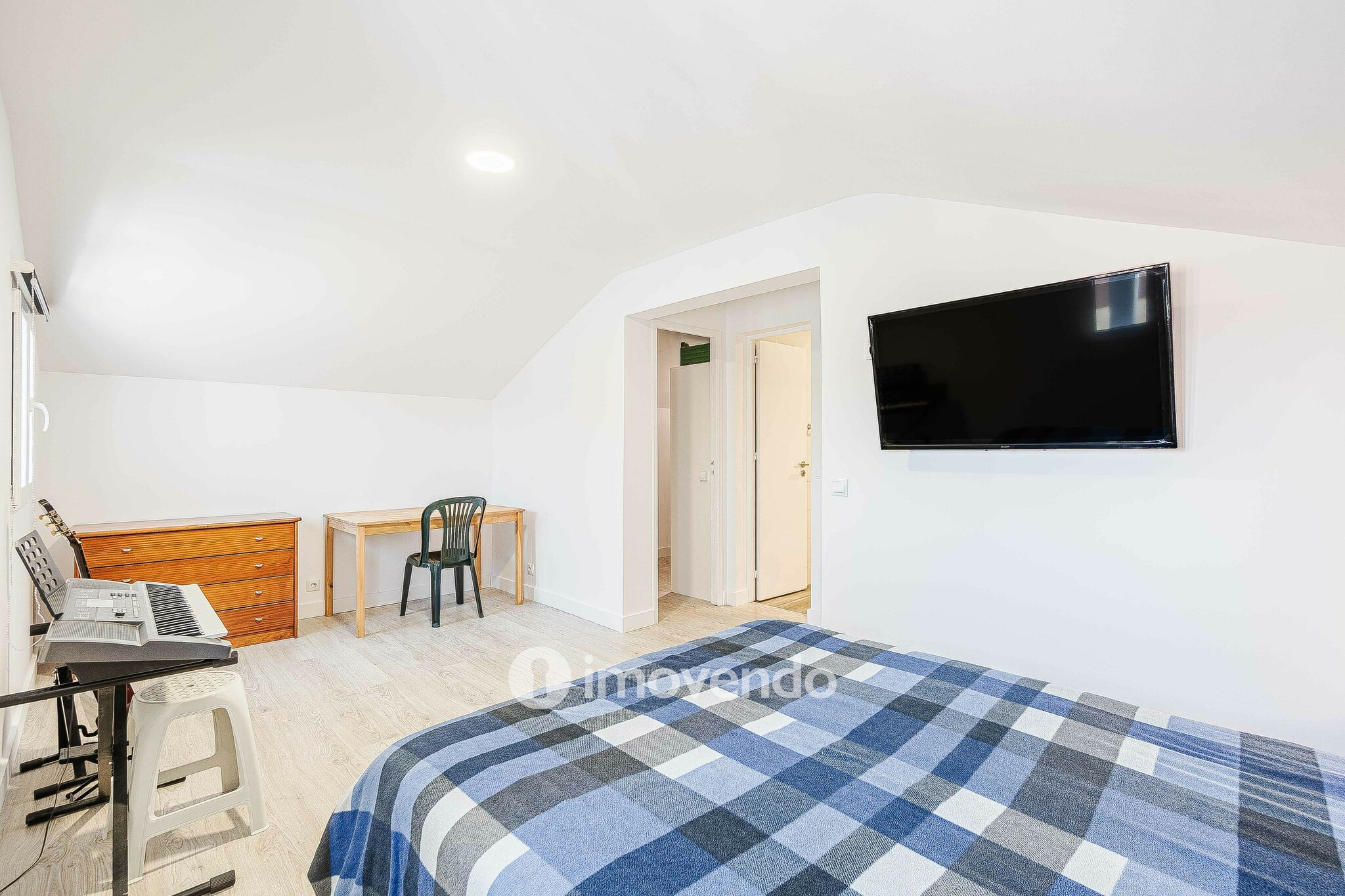 Moradia T2+1, totalmente remodelada, em São Domingos de Rana