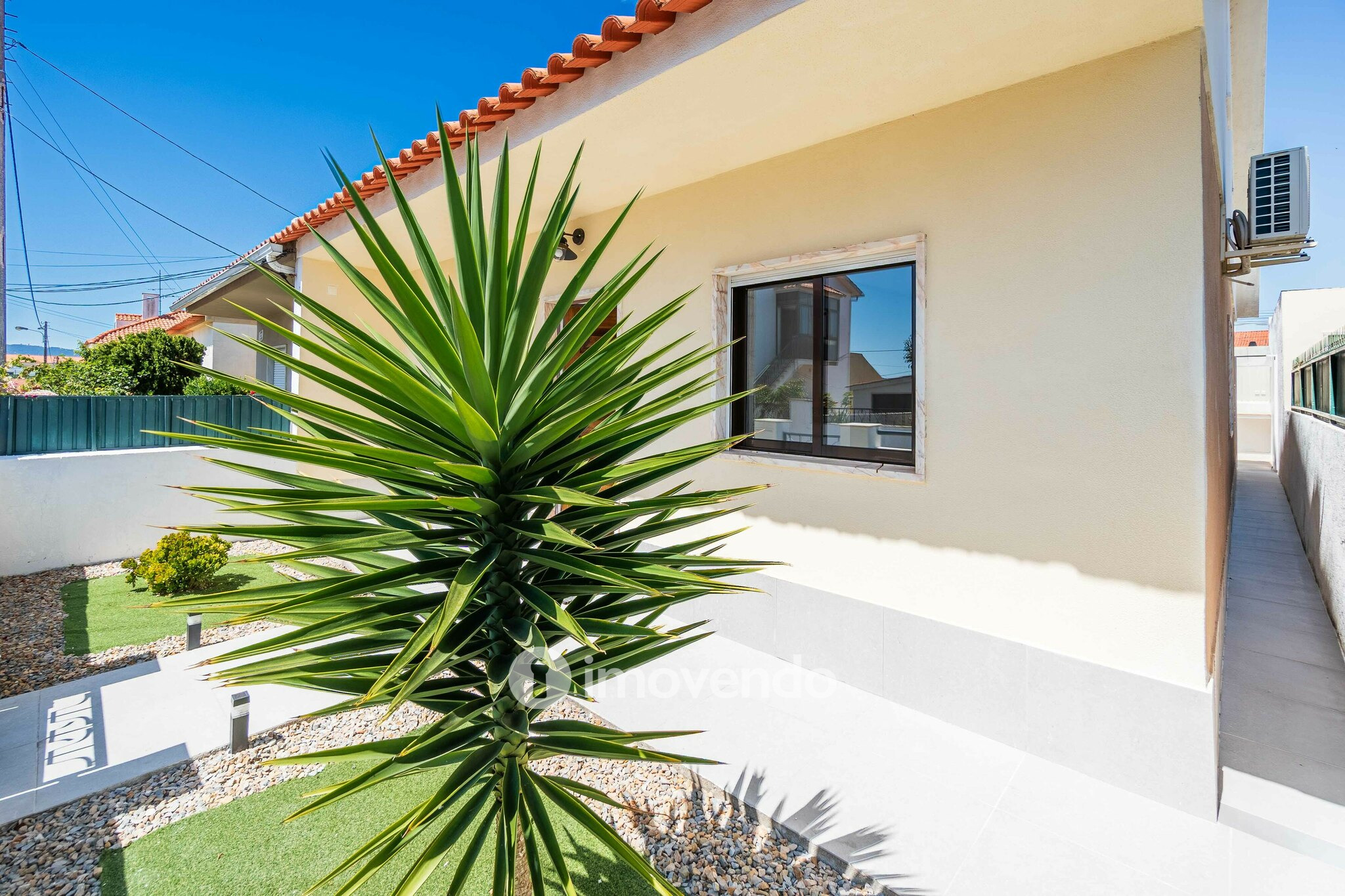 Moradia T2+1, totalmente remodelada, em São Domingos de Rana