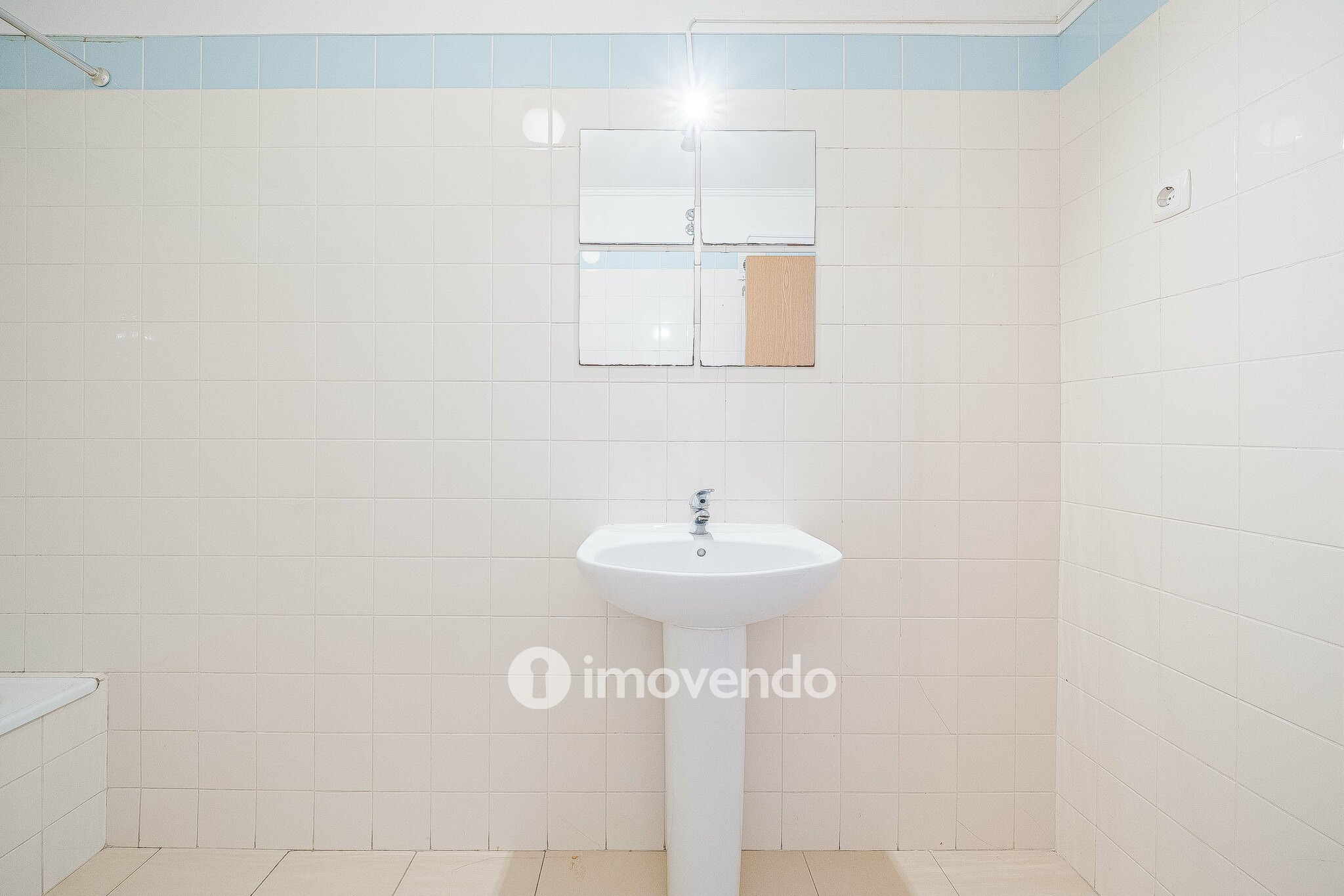 Apartamento T2 com cozinha equipada e estacionamento, na Ameixoeira