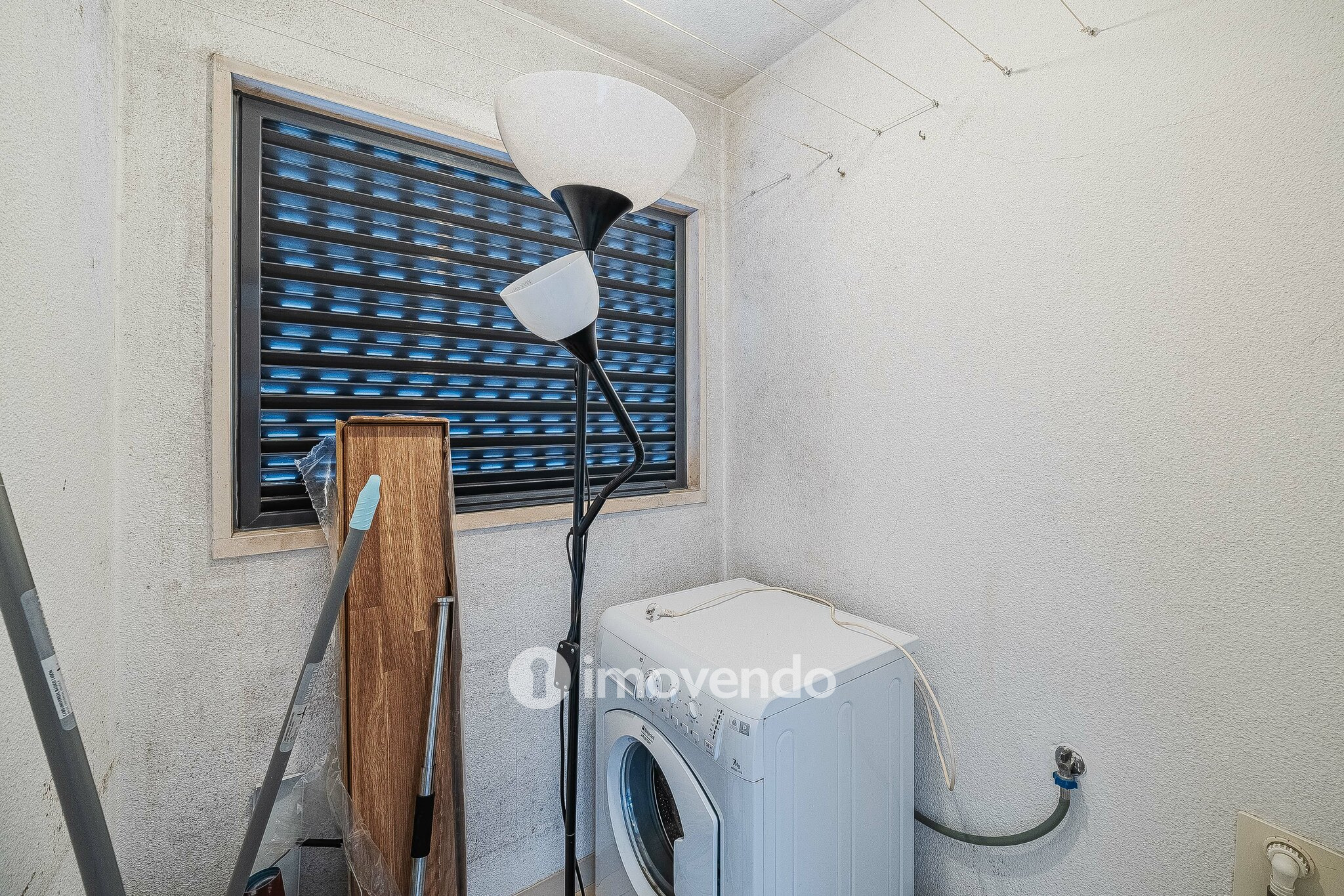 Apartamento T2 com cozinha equipada e estacionamento, na Ameixoeira
