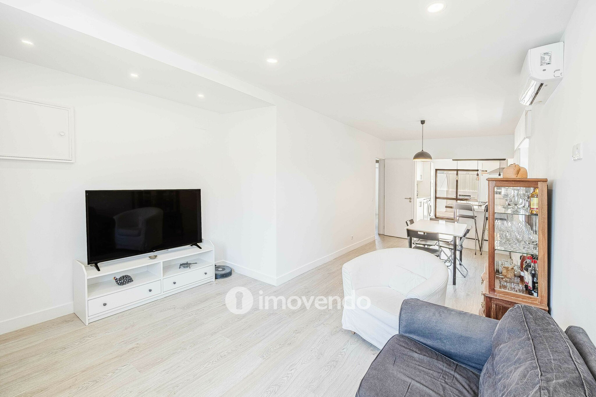 Moradia T2+1, totalmente remodelada, em São Domingos de Rana
