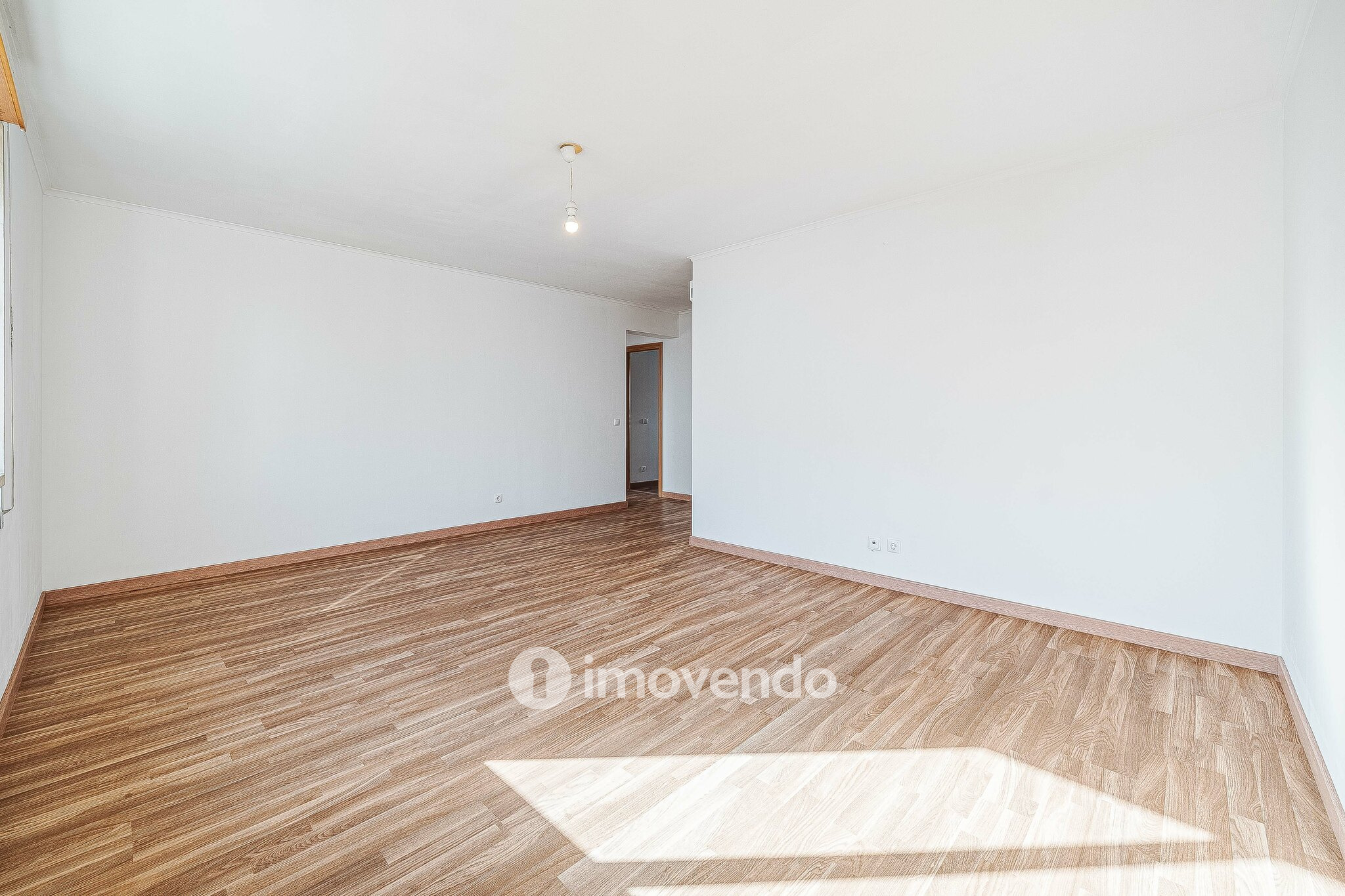 Apartamento T2 com cozinha equipada e estacionamento, na Ameixoeira
