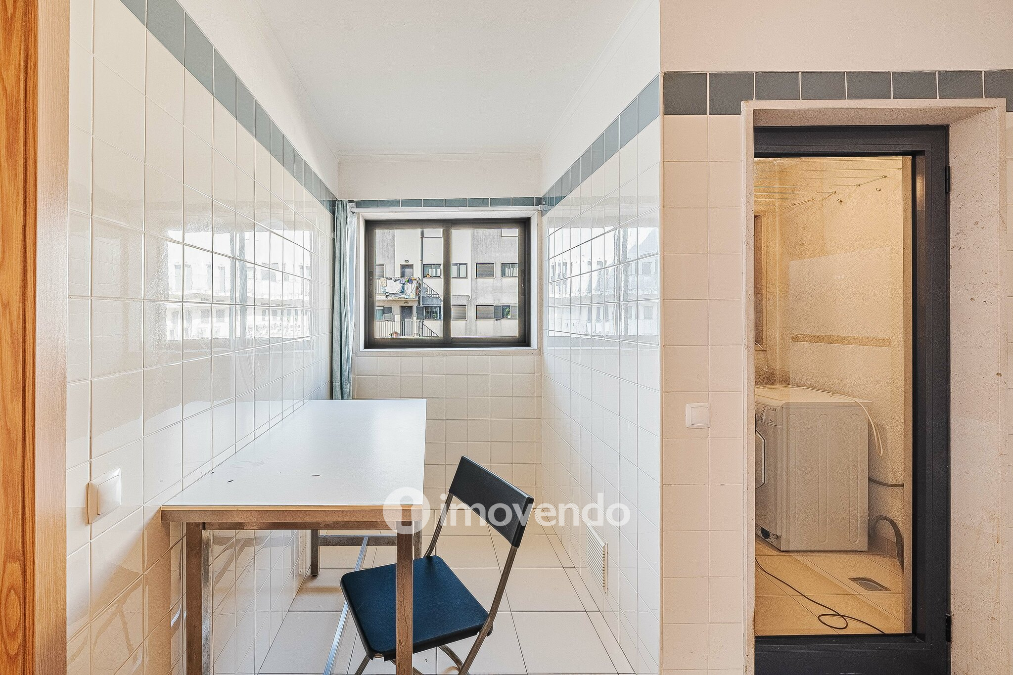 Apartamento T2 com cozinha equipada e estacionamento, na Ameixoeira