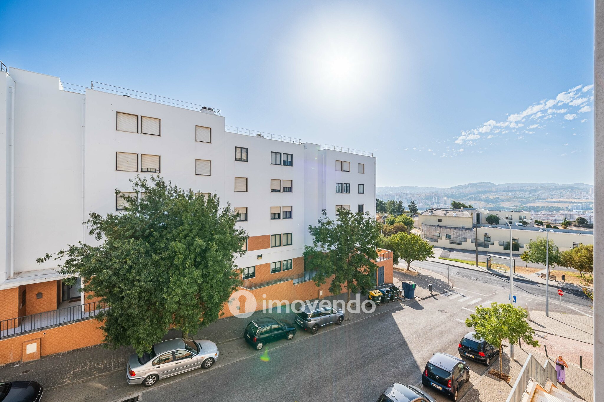 Apartamento T2 com cozinha equipada e estacionamento, na Ameixoeira