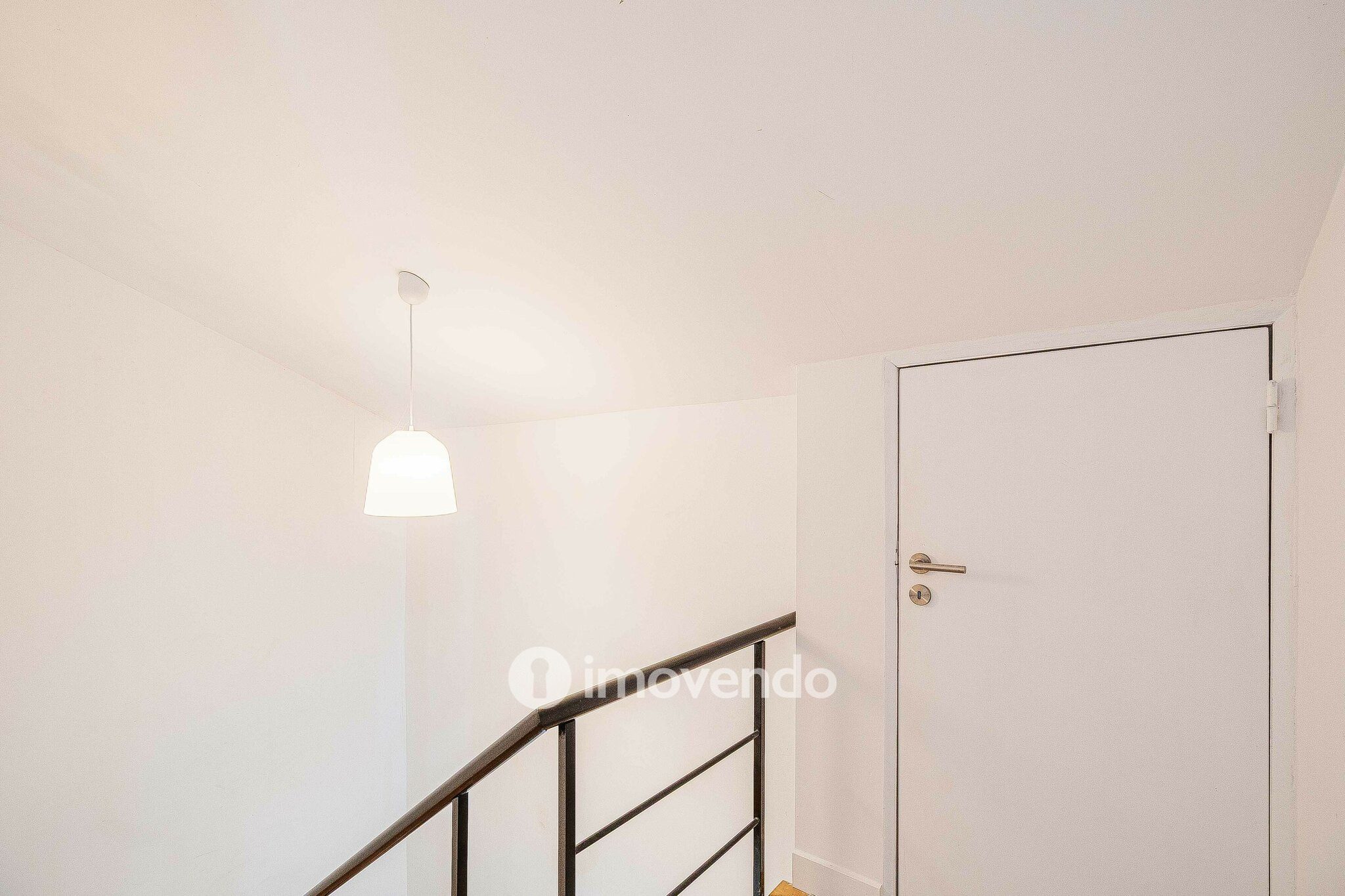 Moradia T2+1, totalmente remodelada, em São Domingos de Rana
