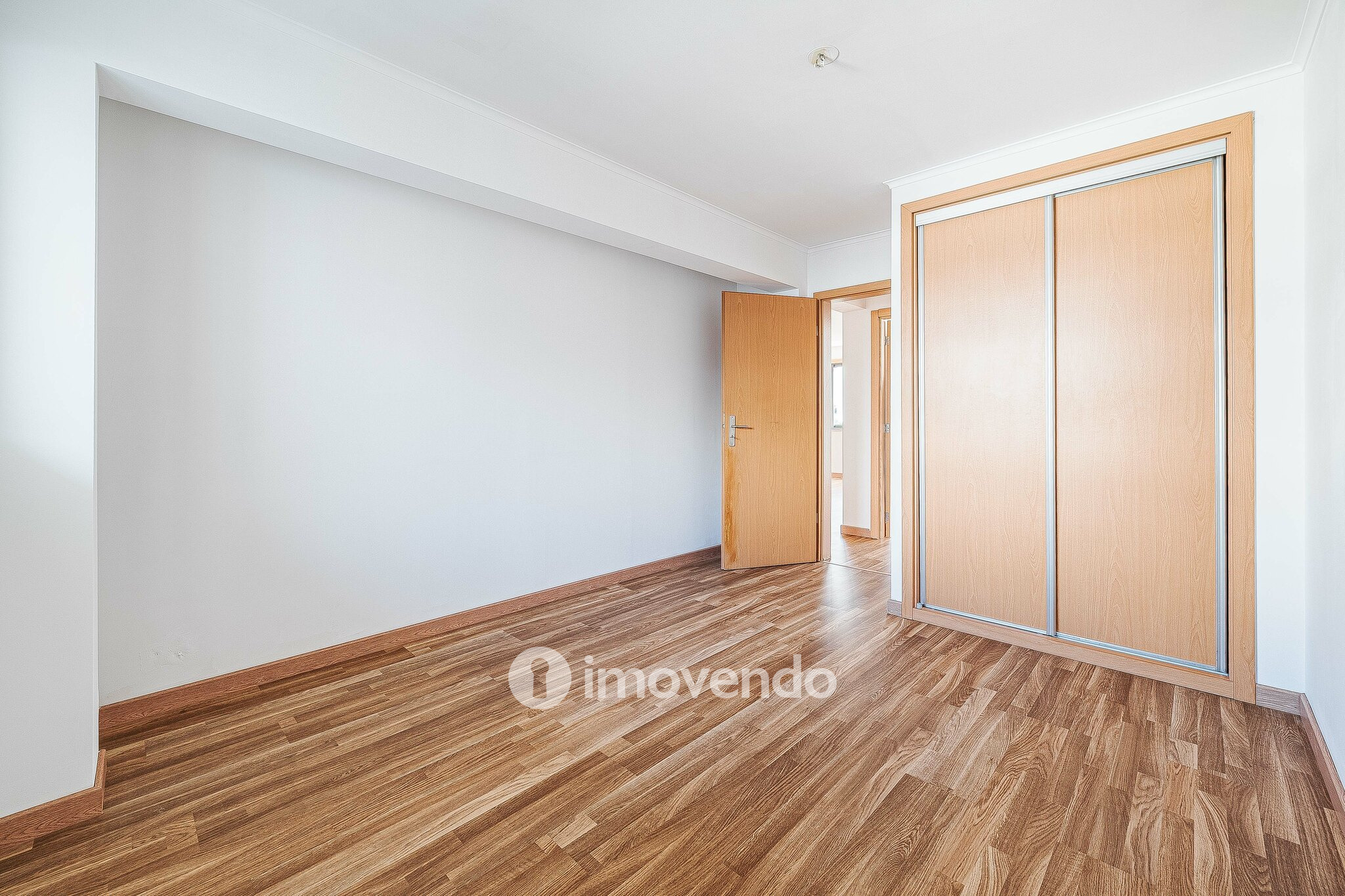 Apartamento T2 com cozinha equipada e estacionamento, na Ameixoeira