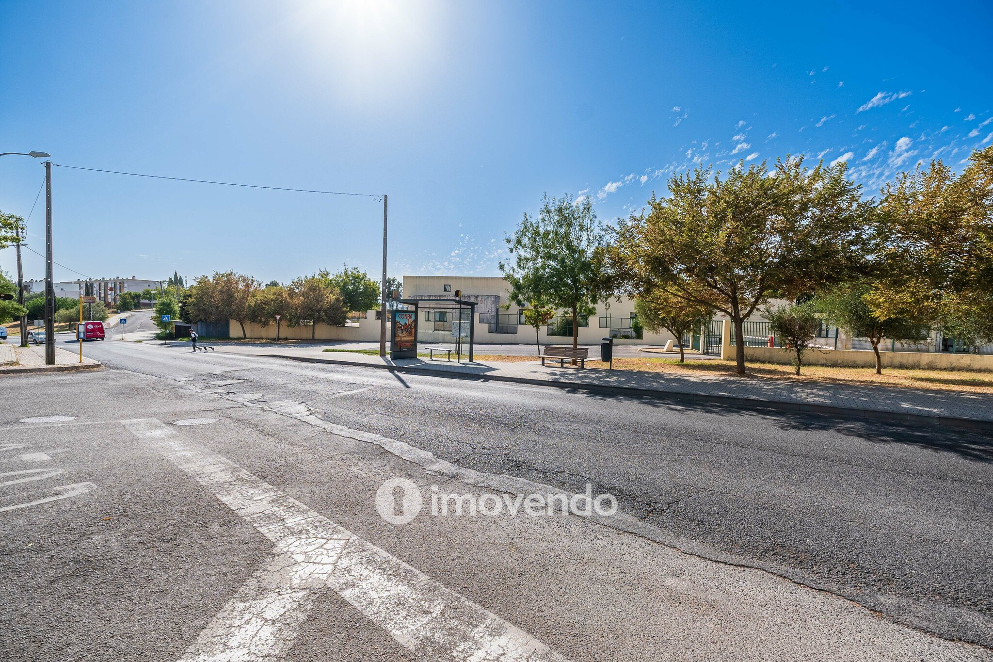 Apartamento T2 com cozinha equipada e estacionamento, na Ameixoeira