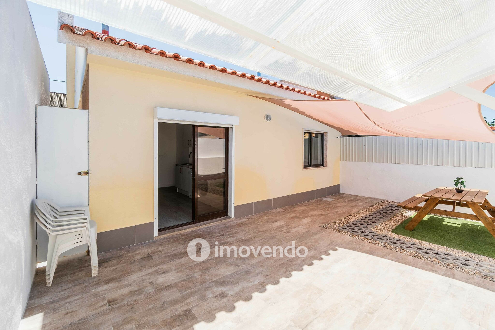 Moradia T2+1, totalmente remodelada, em São Domingos de Rana