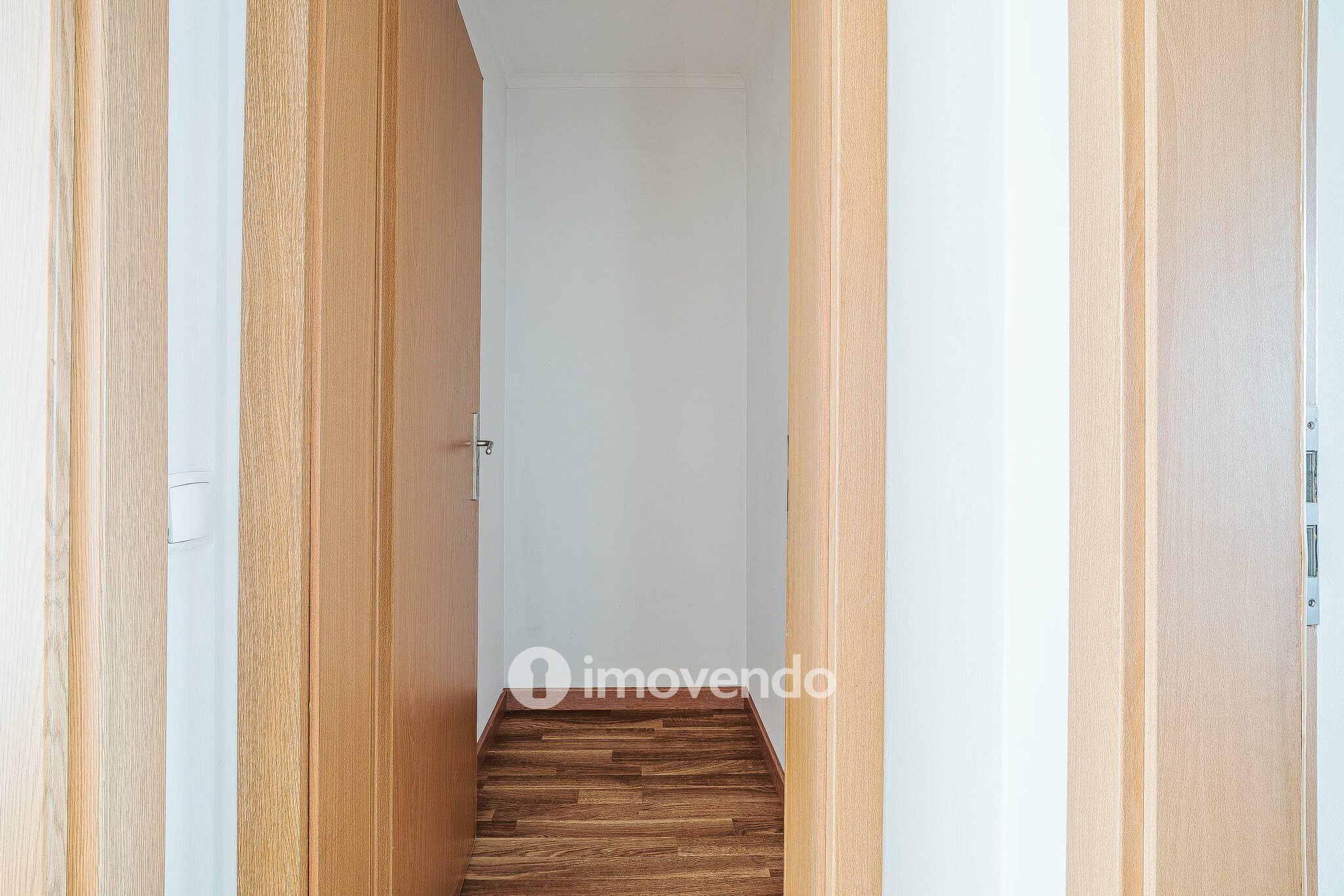 Apartamento T2 com cozinha equipada e estacionamento, na Ameixoeira