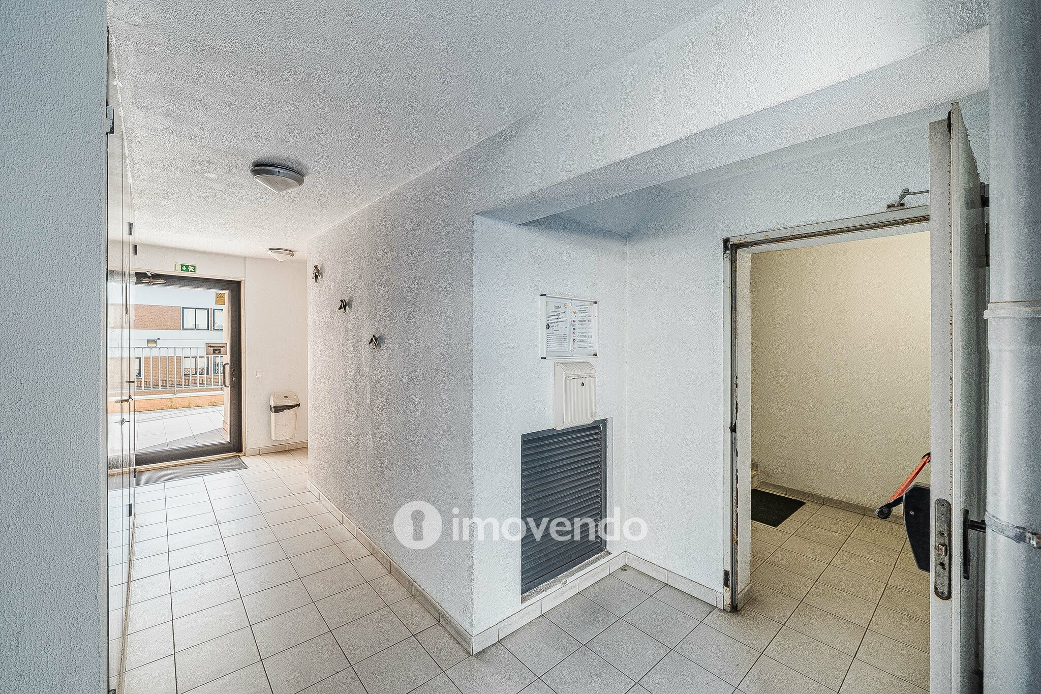 Apartamento T2 com cozinha equipada e estacionamento, na Ameixoeira