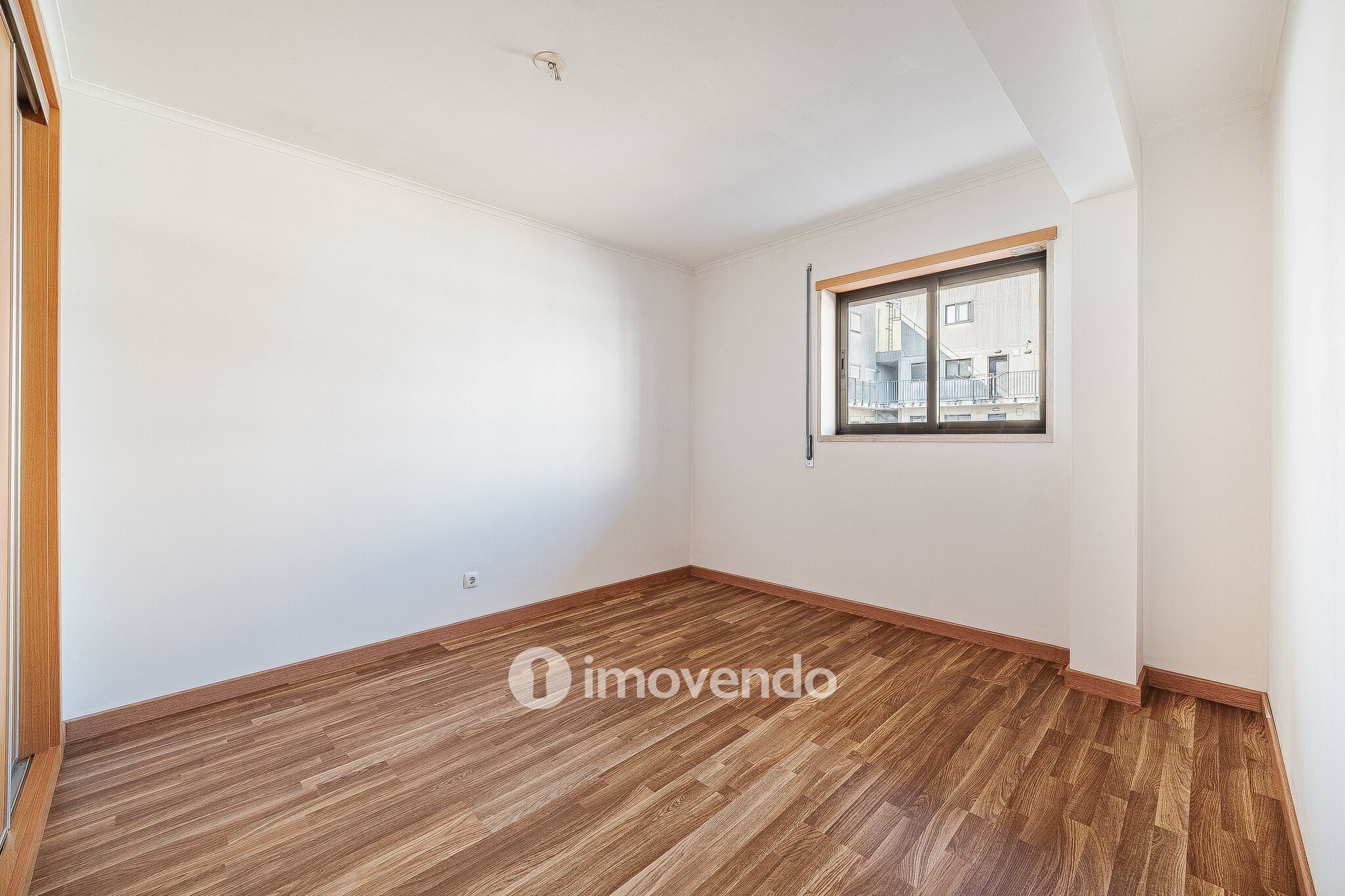 Apartamento T2 com cozinha equipada e estacionamento, na Ameixoeira