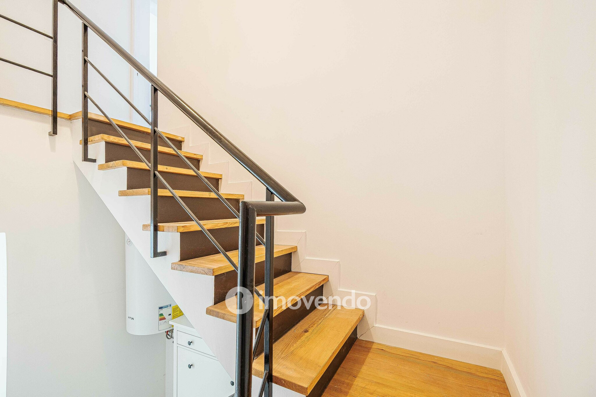 Moradia T2+1, totalmente remodelada, em São Domingos de Rana