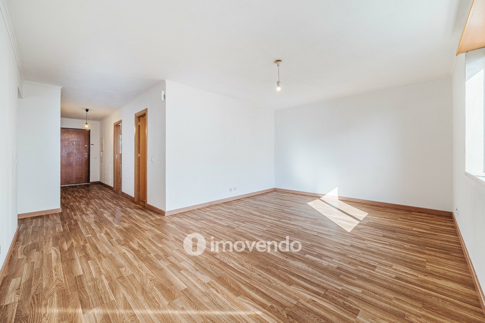 Apartamento T2 com cozinha equipada e estacionamento, na Ameixoeira