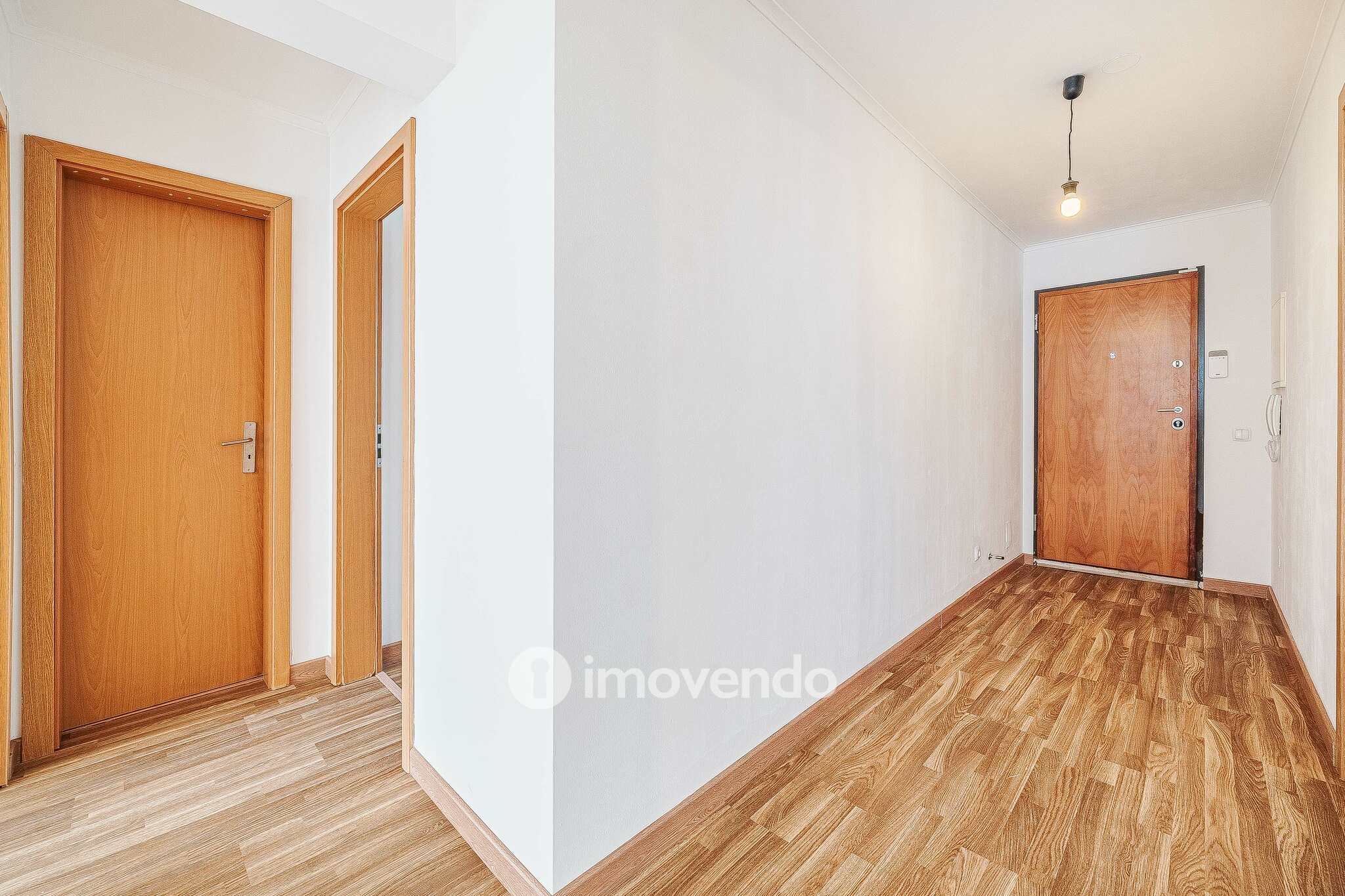 Apartamento T2 com cozinha equipada e estacionamento, na Ameixoeira