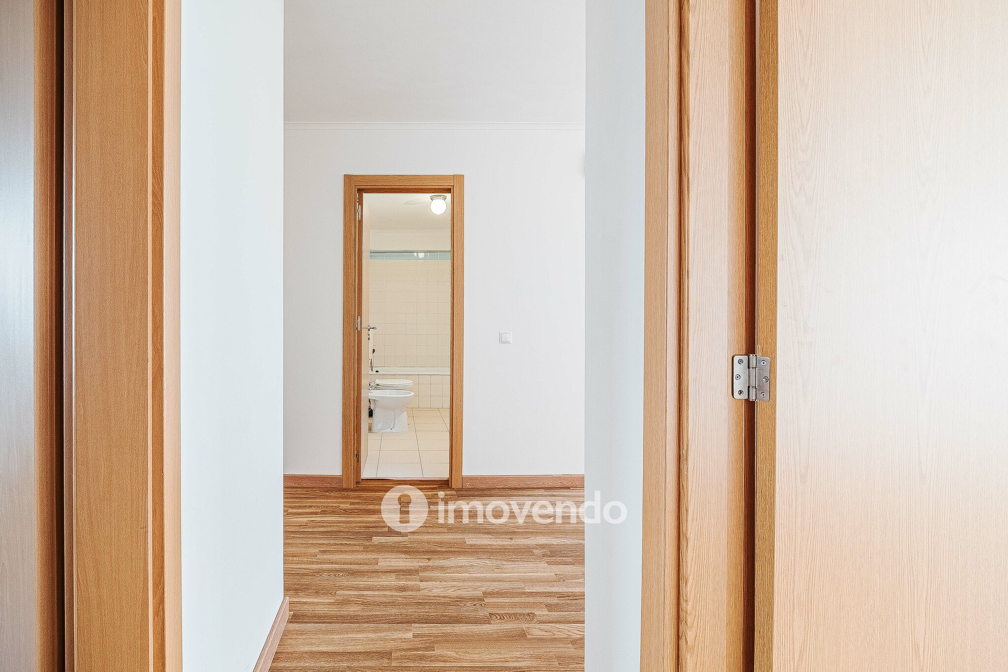 Apartamento T2 com cozinha equipada e estacionamento, na Ameixoeira