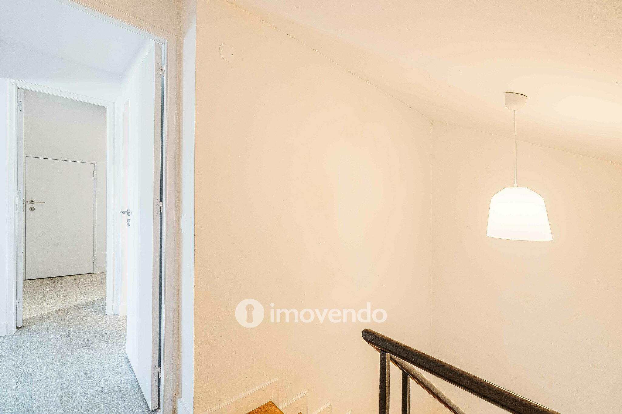 Moradia T2+1, totalmente remodelada, em São Domingos de Rana