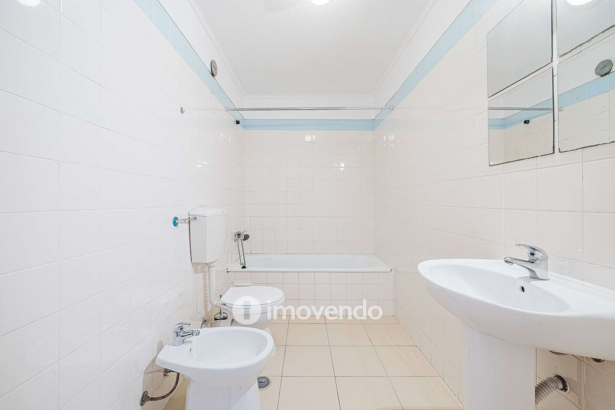 Apartamento T2 com cozinha equipada e estacionamento, na Ameixoeira