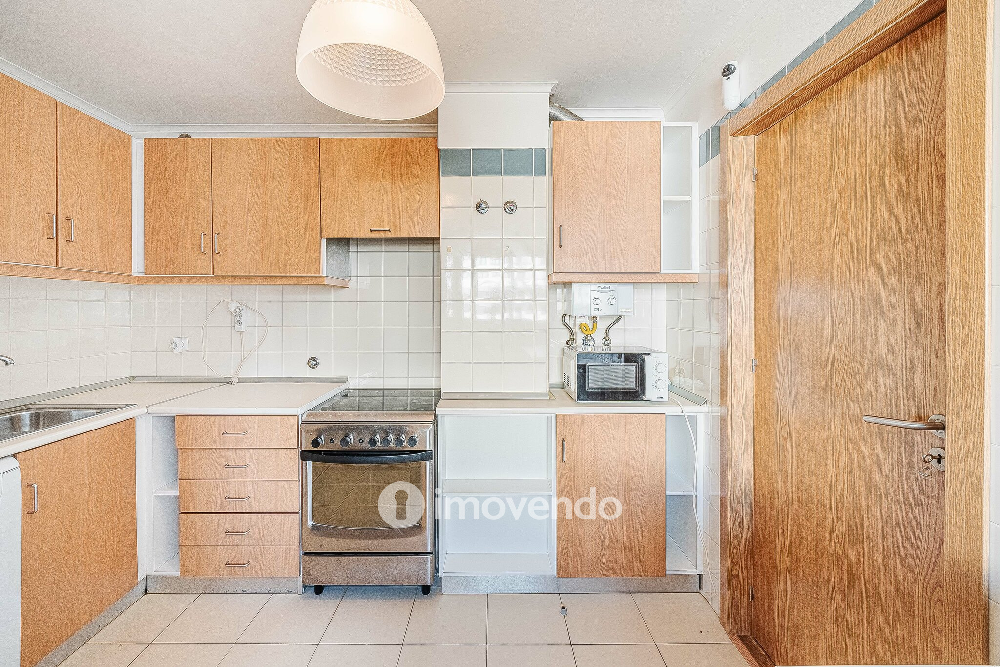 Apartamento T2 com cozinha equipada e estacionamento, na Ameixoeira