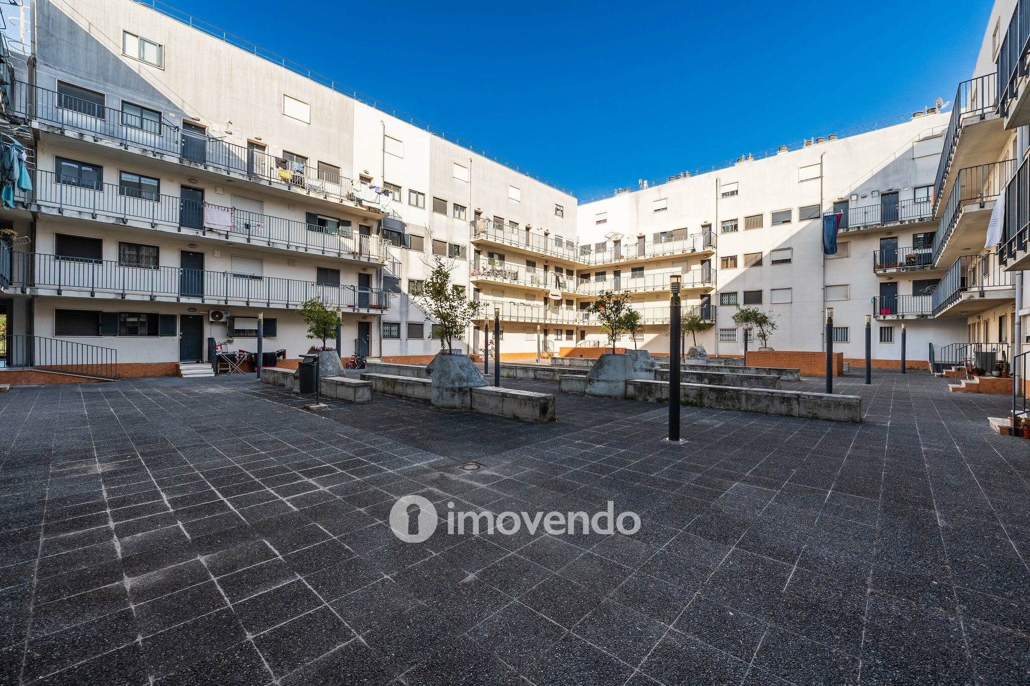 Apartamento T2 com cozinha equipada e estacionamento, na Ameixoeira