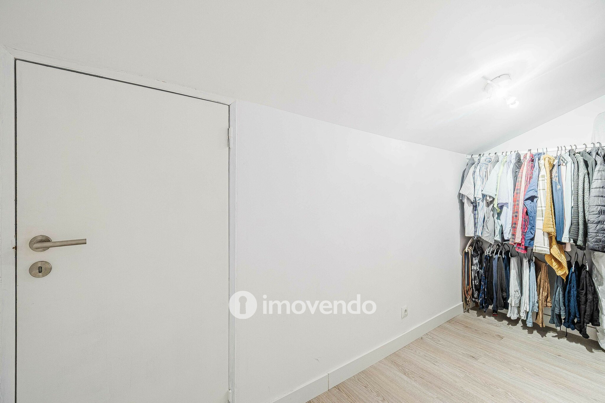 Moradia T2+1, totalmente remodelada, em São Domingos de Rana