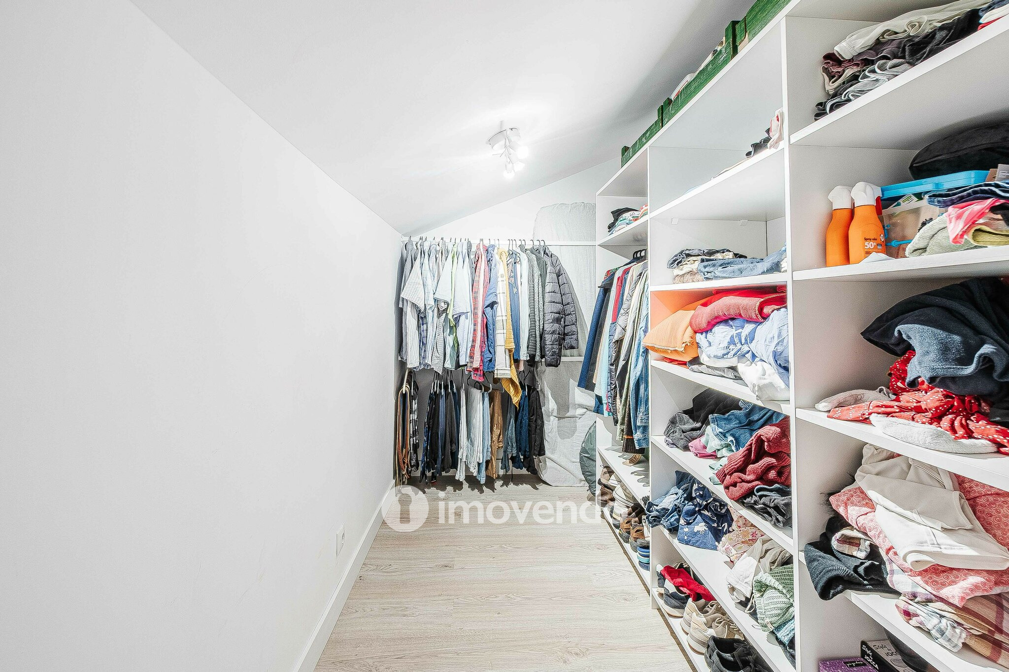Moradia T2+1, totalmente remodelada, em São Domingos de Rana