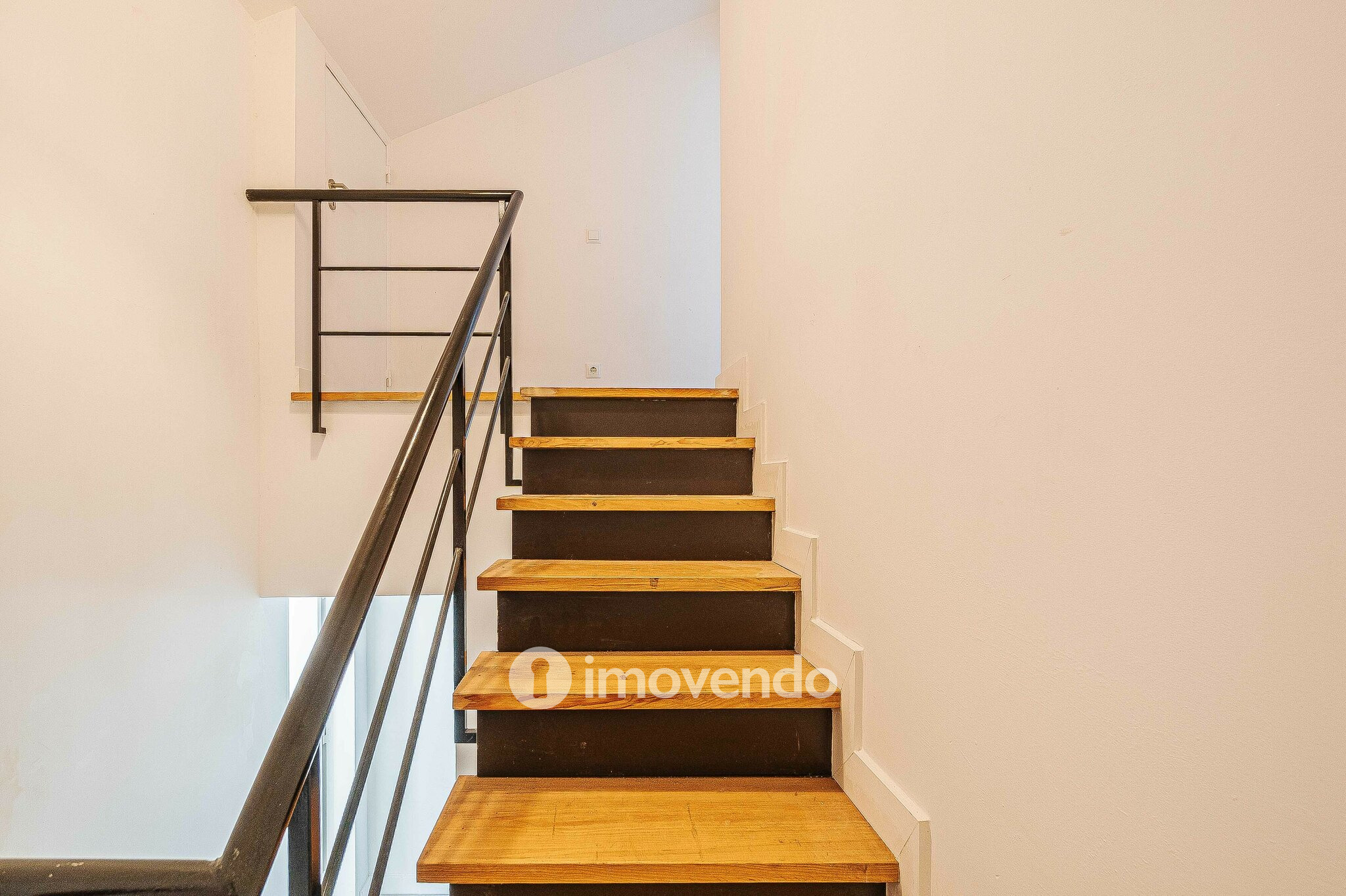Moradia T2+1, totalmente remodelada, em São Domingos de Rana
