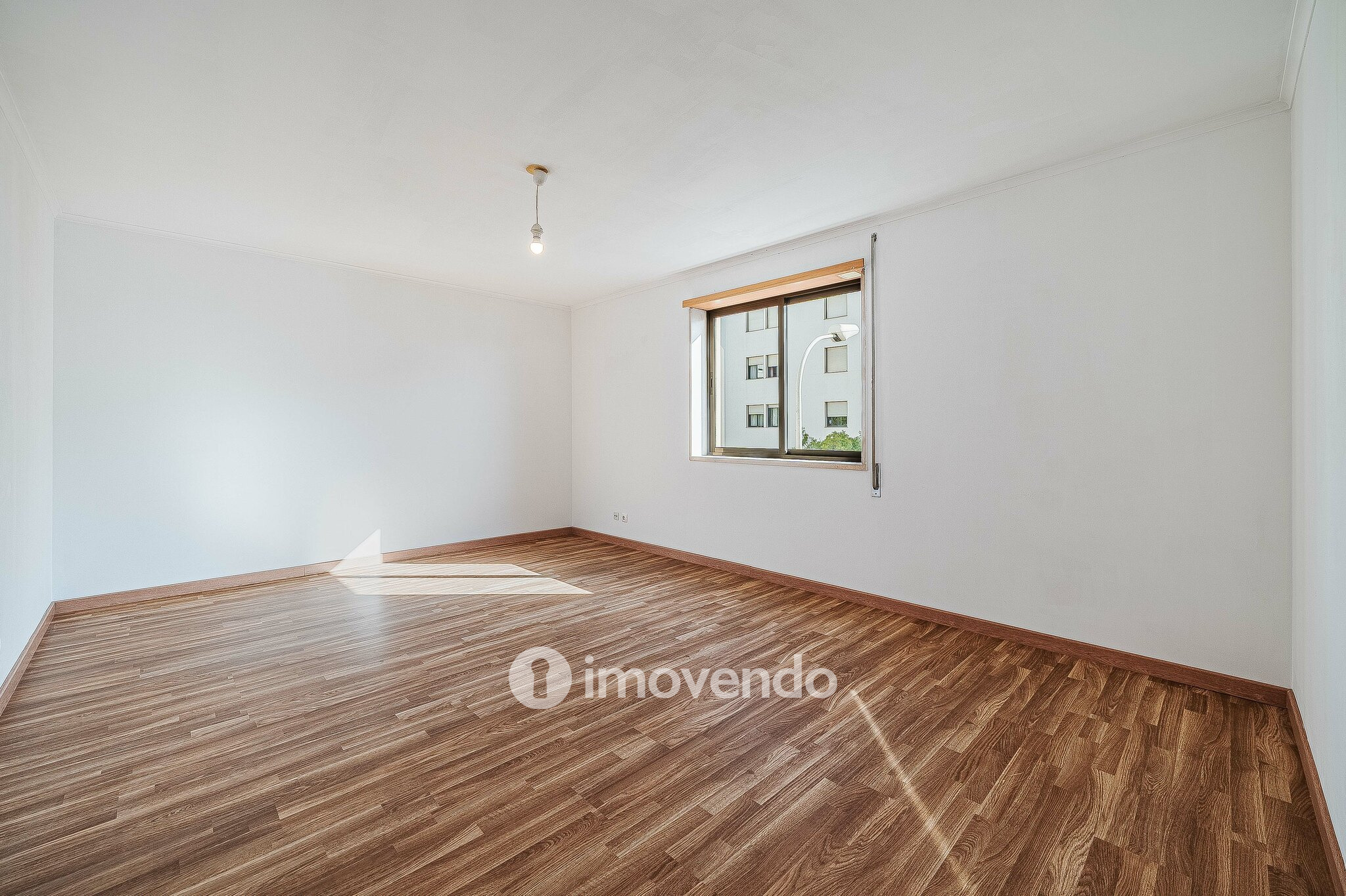 Apartamento T2 com cozinha equipada e estacionamento, na Ameixoeira