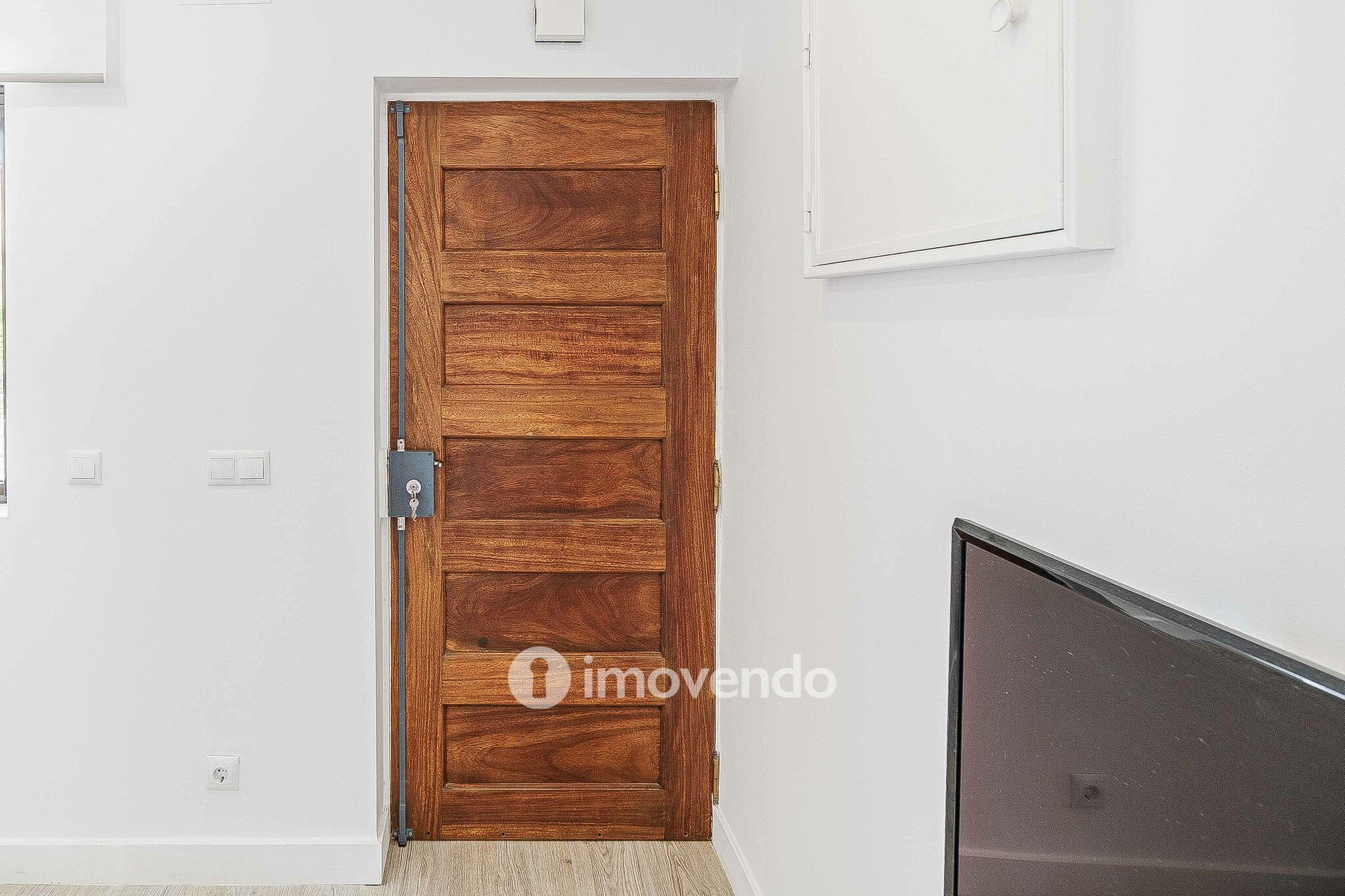 Moradia T2+1, totalmente remodelada, em São Domingos de Rana