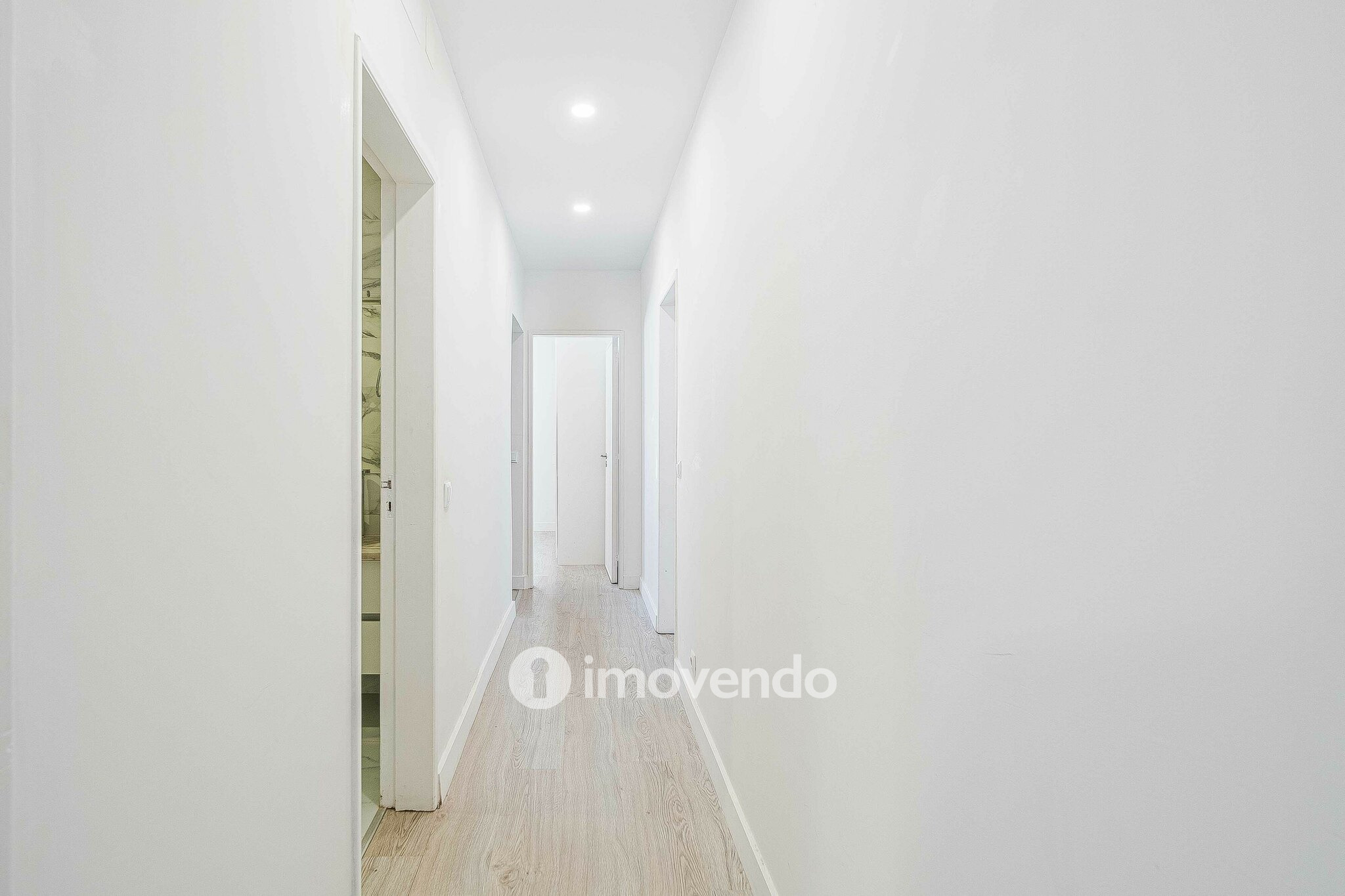 Moradia T2+1, totalmente remodelada, em São Domingos de Rana
