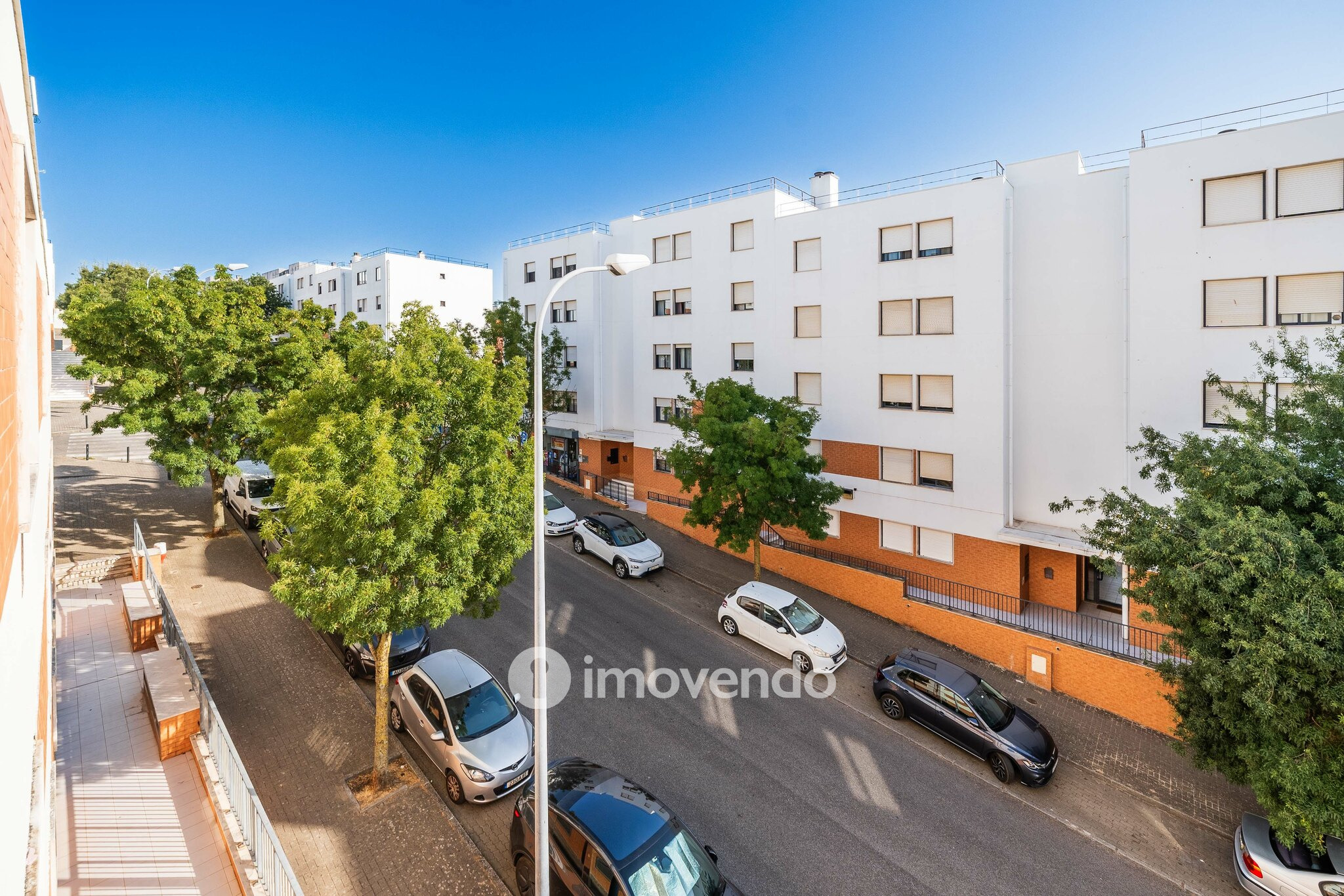 Apartamento T2 com cozinha equipada e estacionamento, na Ameixoeira