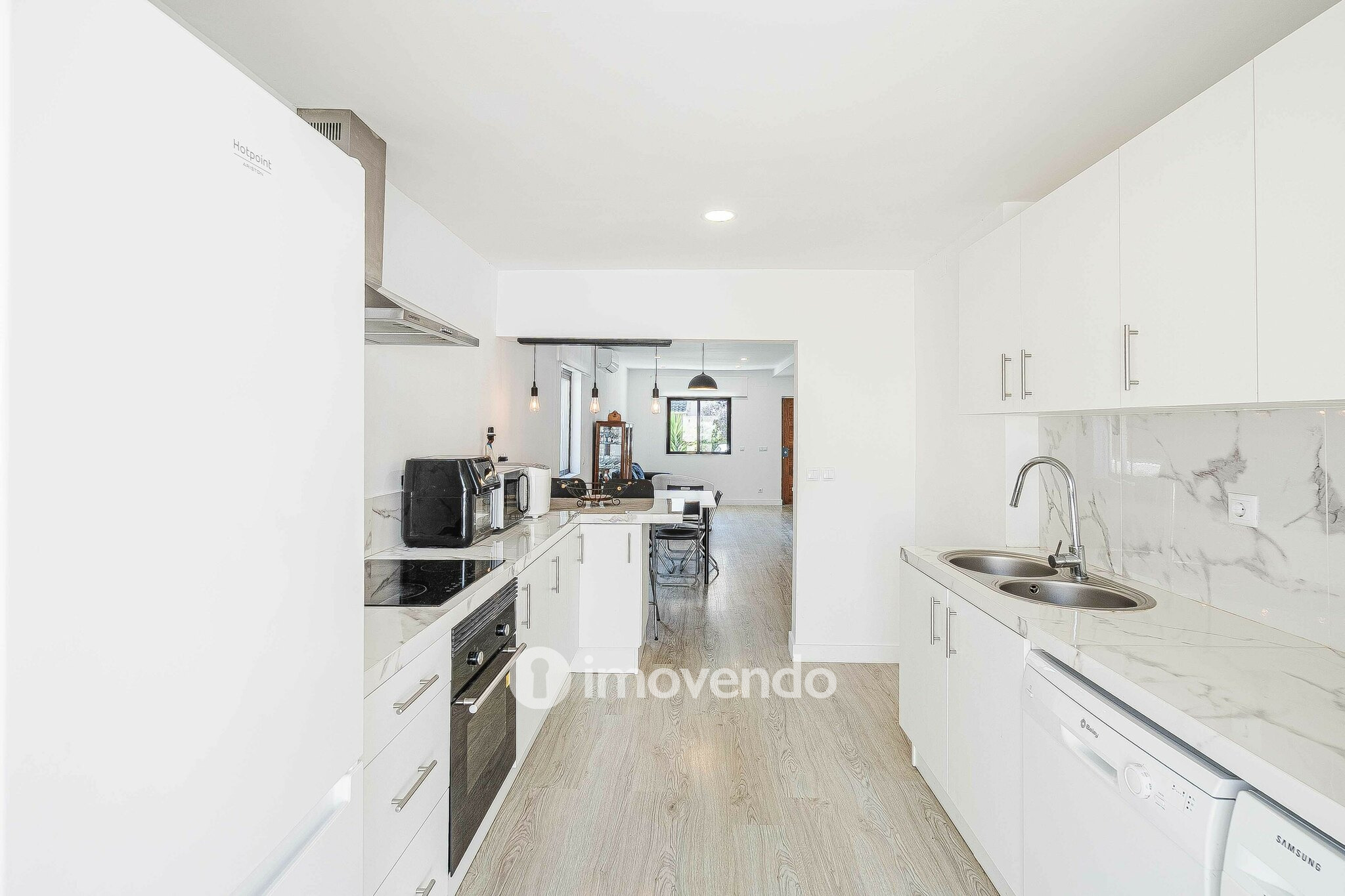 Moradia T2+1, totalmente remodelada, em São Domingos de Rana