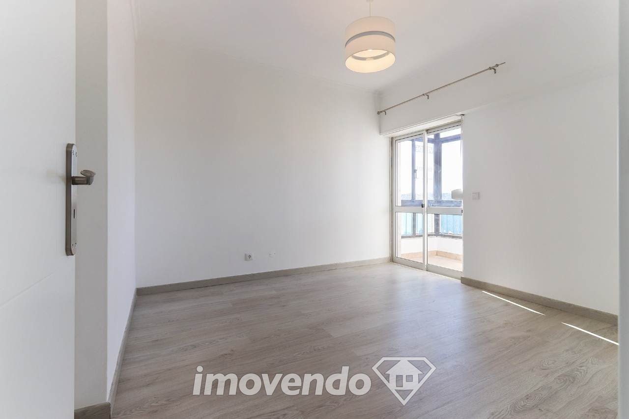 Apartamento T2 renovado, perto dos acessos a Lisboa e Sintra, em Belas