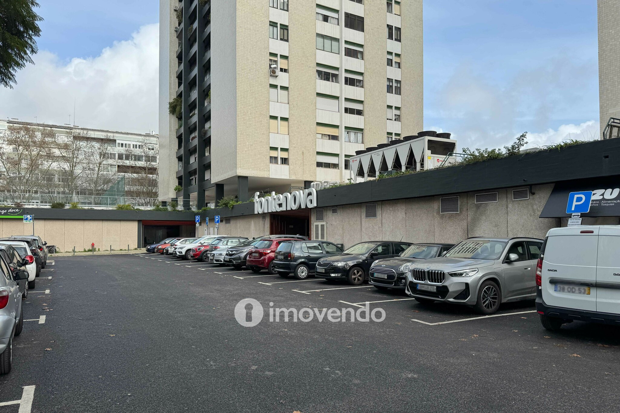 Apartamento T3 com áreas amplas, junto ao Fonte Nova, em Benfica