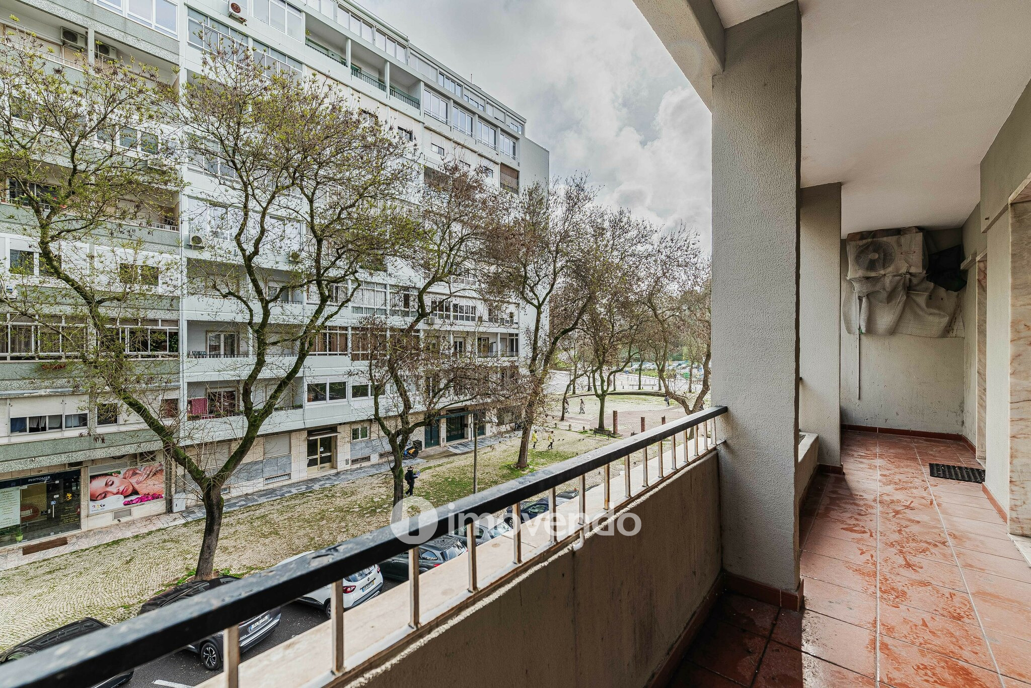 Apartamento T3 com áreas amplas, junto ao Fonte Nova, em Benfica