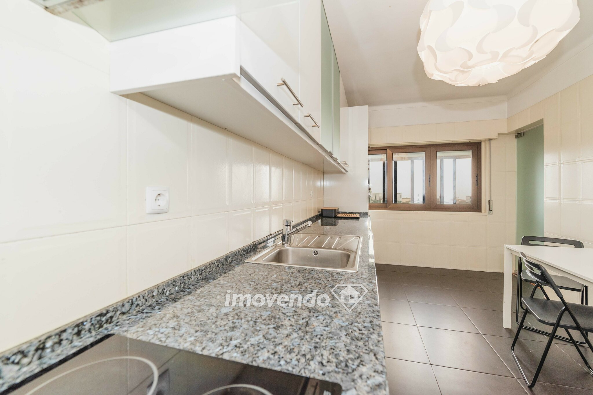 Apartamento T3 com garagem, perto dos acessos ao centro, em Sacavém