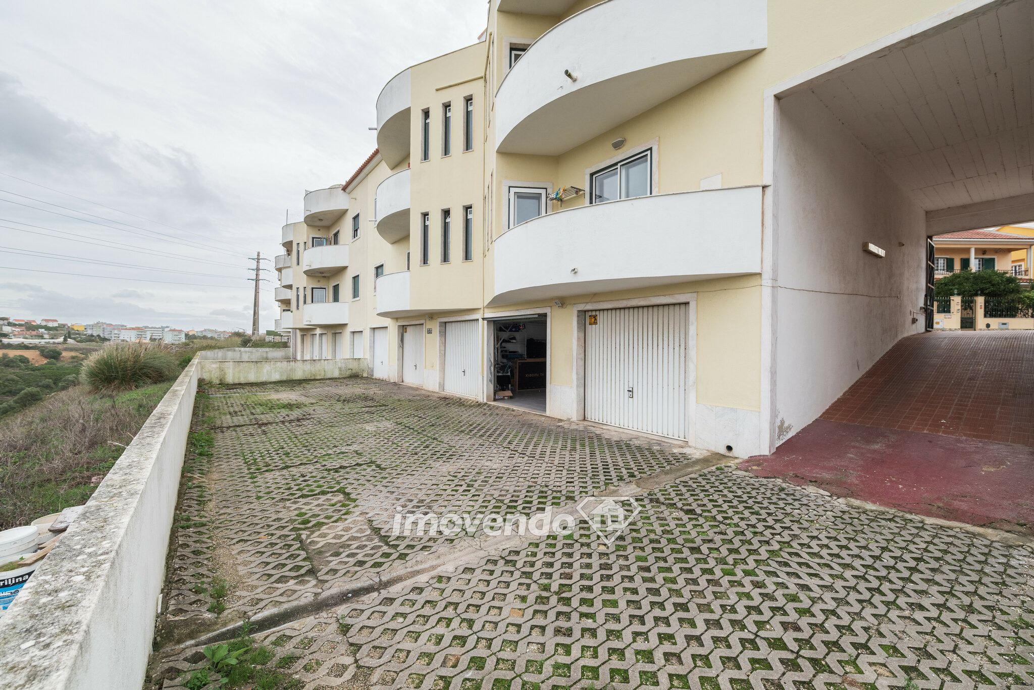 Apartamento T1 com garagem e cozinha equipada, em São Domingos de Rana