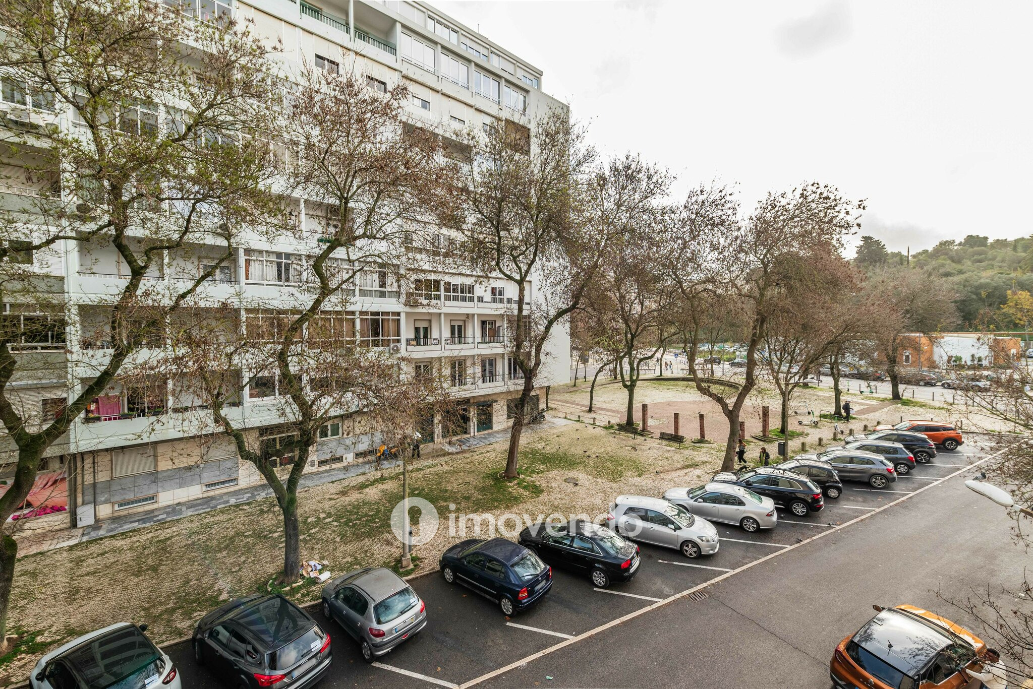 Apartamento T3 com áreas amplas, junto ao Fonte Nova, em Benfica