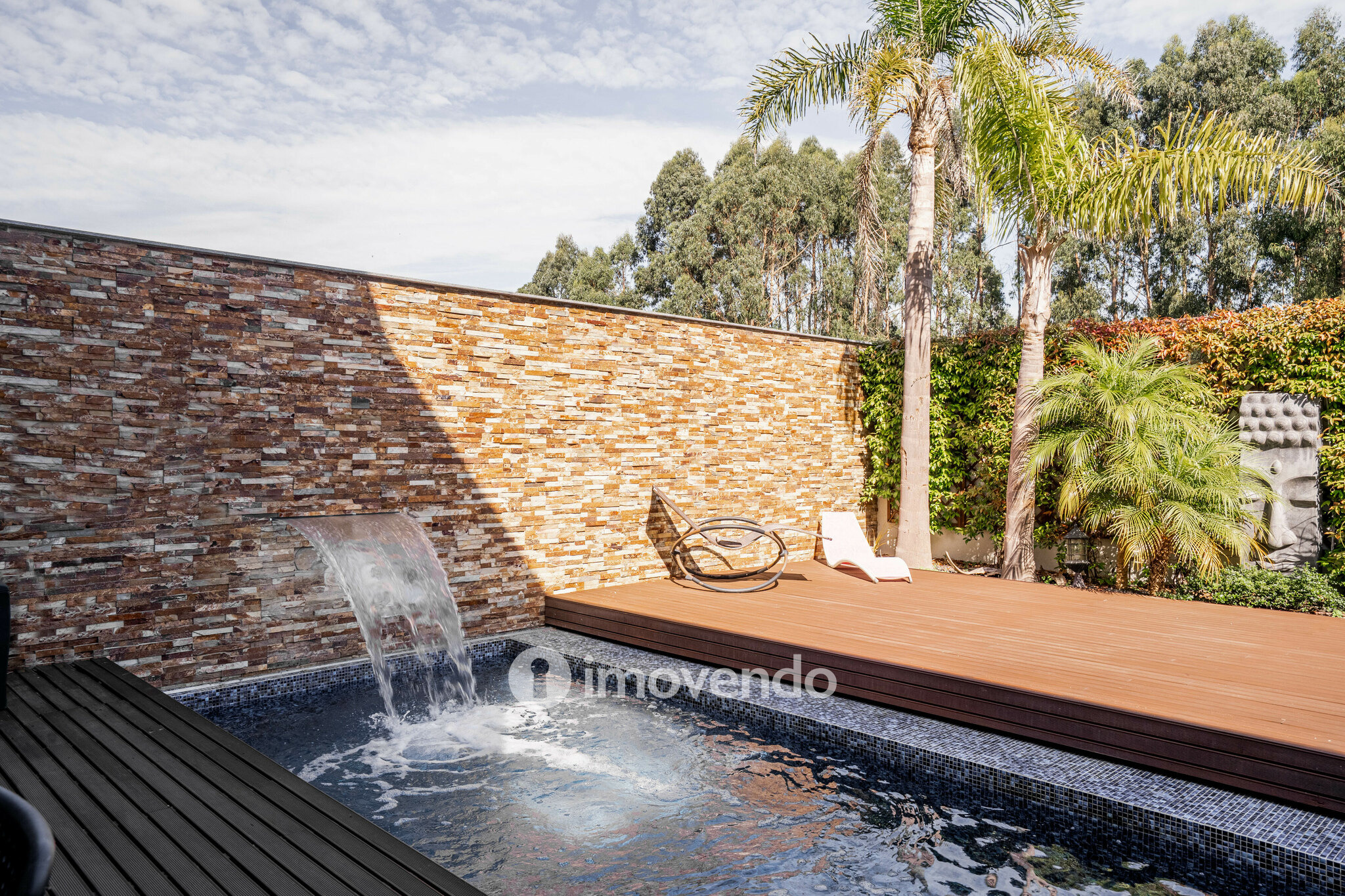 Moradia T4 de luxo, com piscina salinizada e aquecida, na Madalena