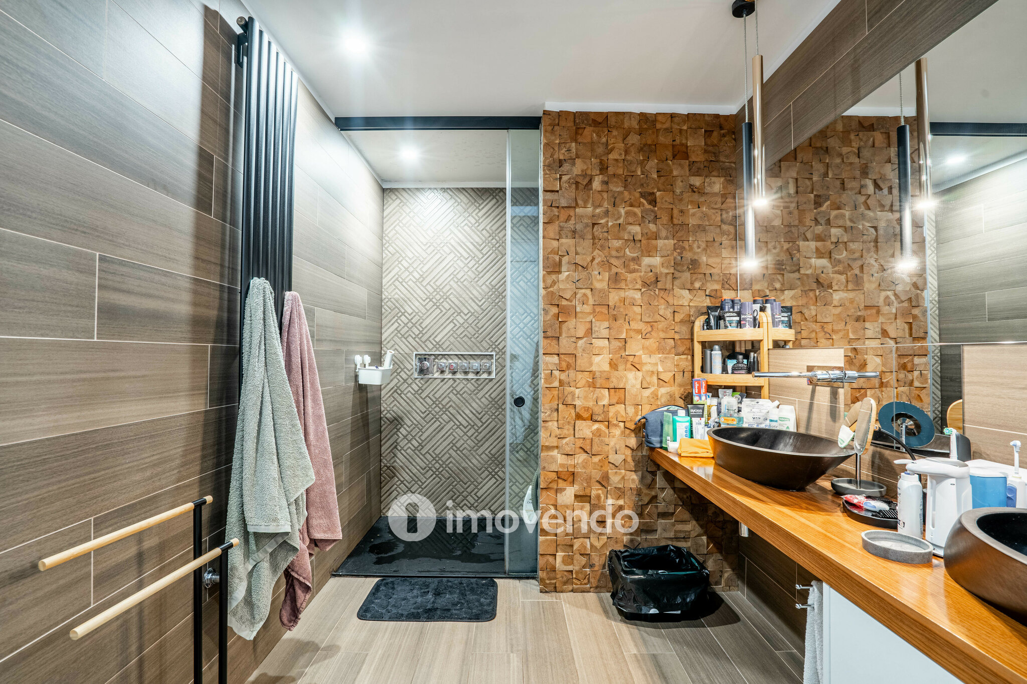 Moradia T4 de luxo, com piscina salinizada e aquecida, na Madalena